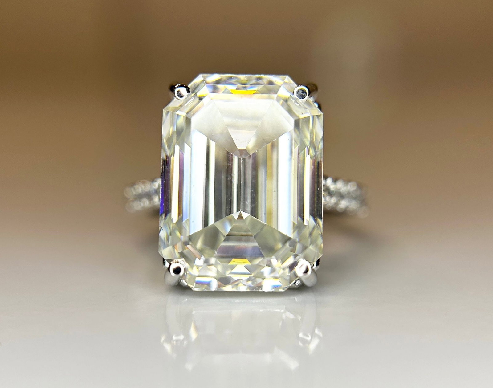 Beautiful 12.08CT Mossanite Ring With 18k Gold: Title: Beautiful 12.08CT Mossanite Ring With 18k Gold Description: Beautiful Moissanite Ring With 18k Gold. Dispatched with Royal Mail 1st class signed for. Description:&nb