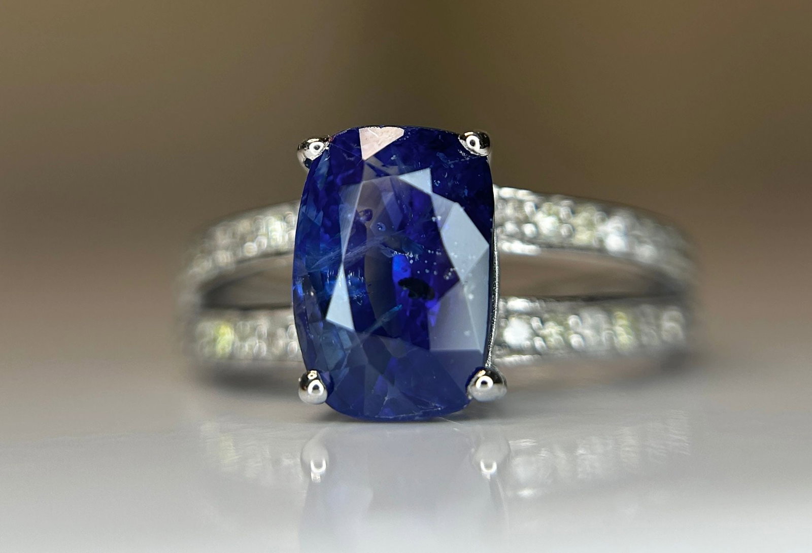 Beautiful 3.16 CT Natural Ceylon Cornflour Blue Sapphire Diamonds & 18k Gold: Title: Beautiful 3.16 CT Natural Ceylon Cornflour Blue Sapphire Diamonds & 18k Gold Description: Beautiful 3.16 ct Natural Ceylon Blue Sapphire With Natural Diamonds & 18k White Gold. 