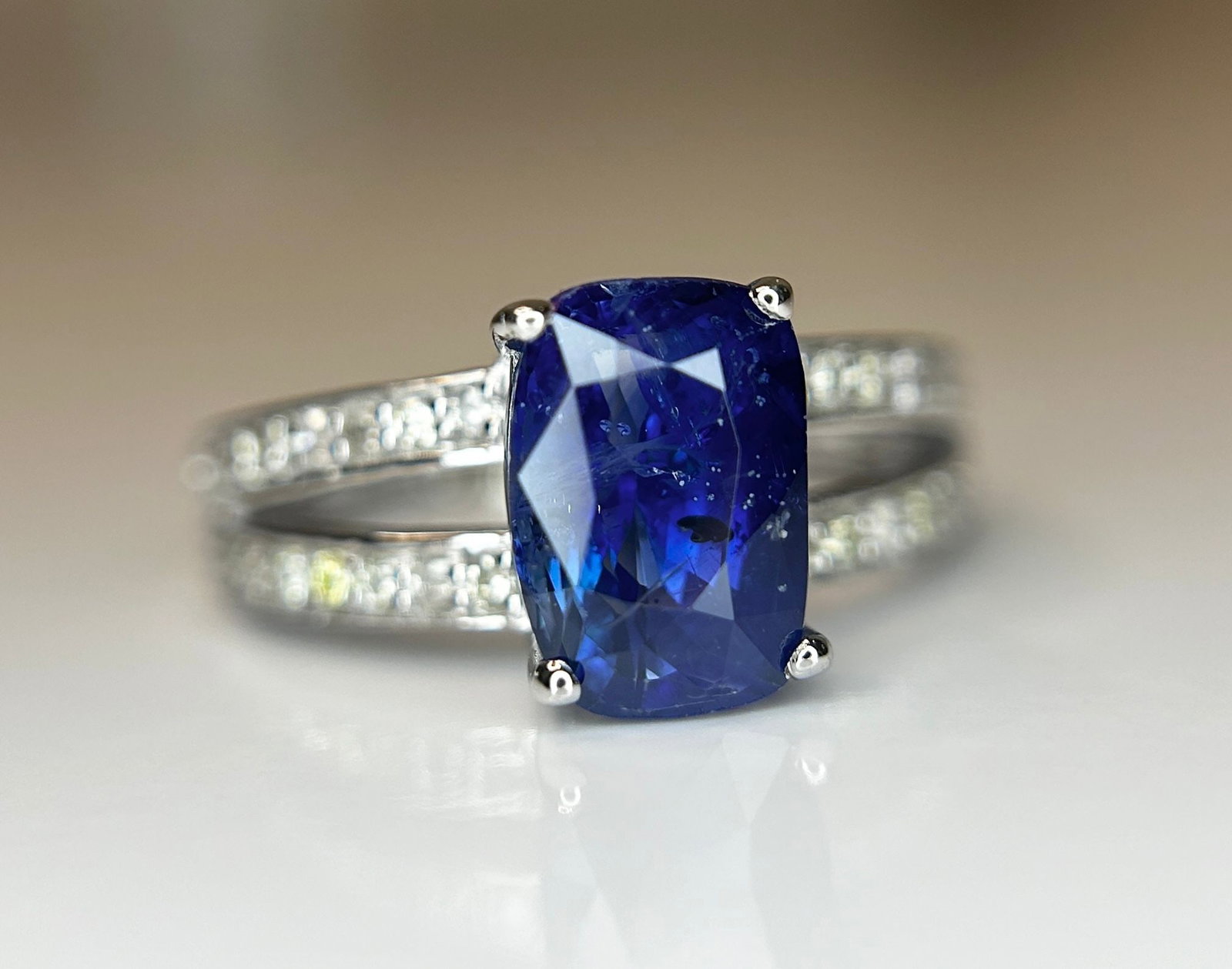 Beautiful 3.16 CT Natural Ceylon Cornflour Blue Sapphire Diamonds & 18k Gold - 2