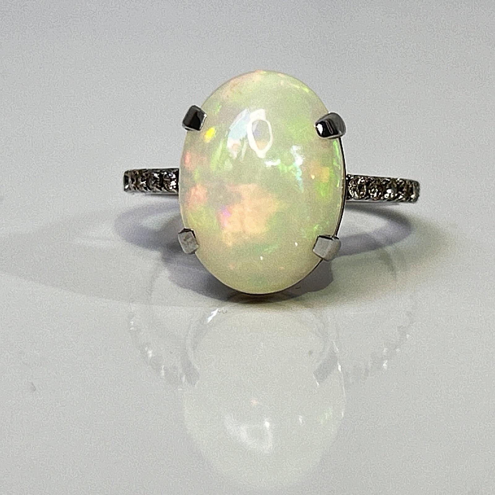 Beautiful Natural Opal 3.86 CT Ring With Natural Diamond and 18k Gold - 11
