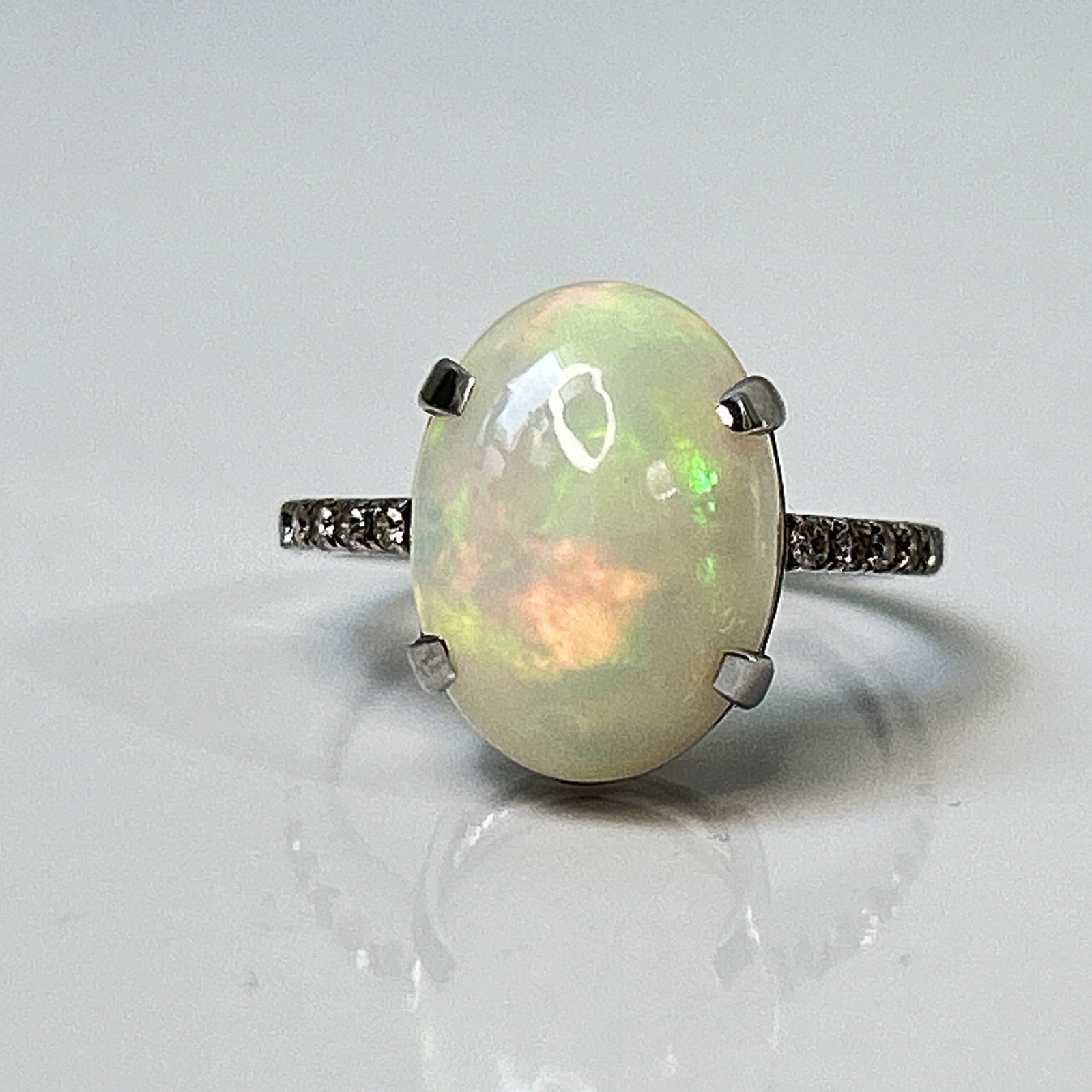 Beautiful Natural Opal 3.86 CT Ring With Natural Diamond and 18k Gold - 2