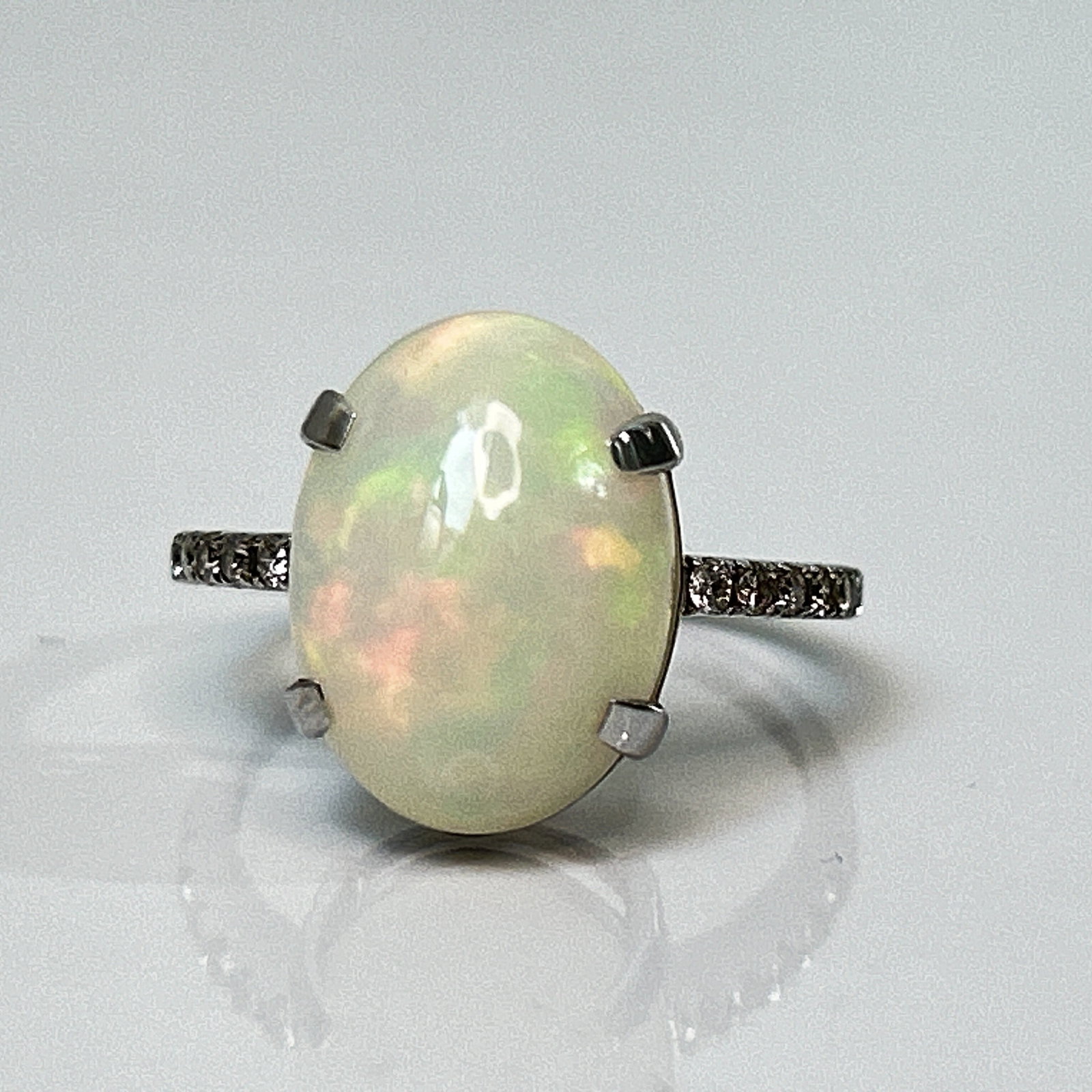 Beautiful Natural Opal 3.86 CT Ring With Natural Diamond and 18k Gold - 3
