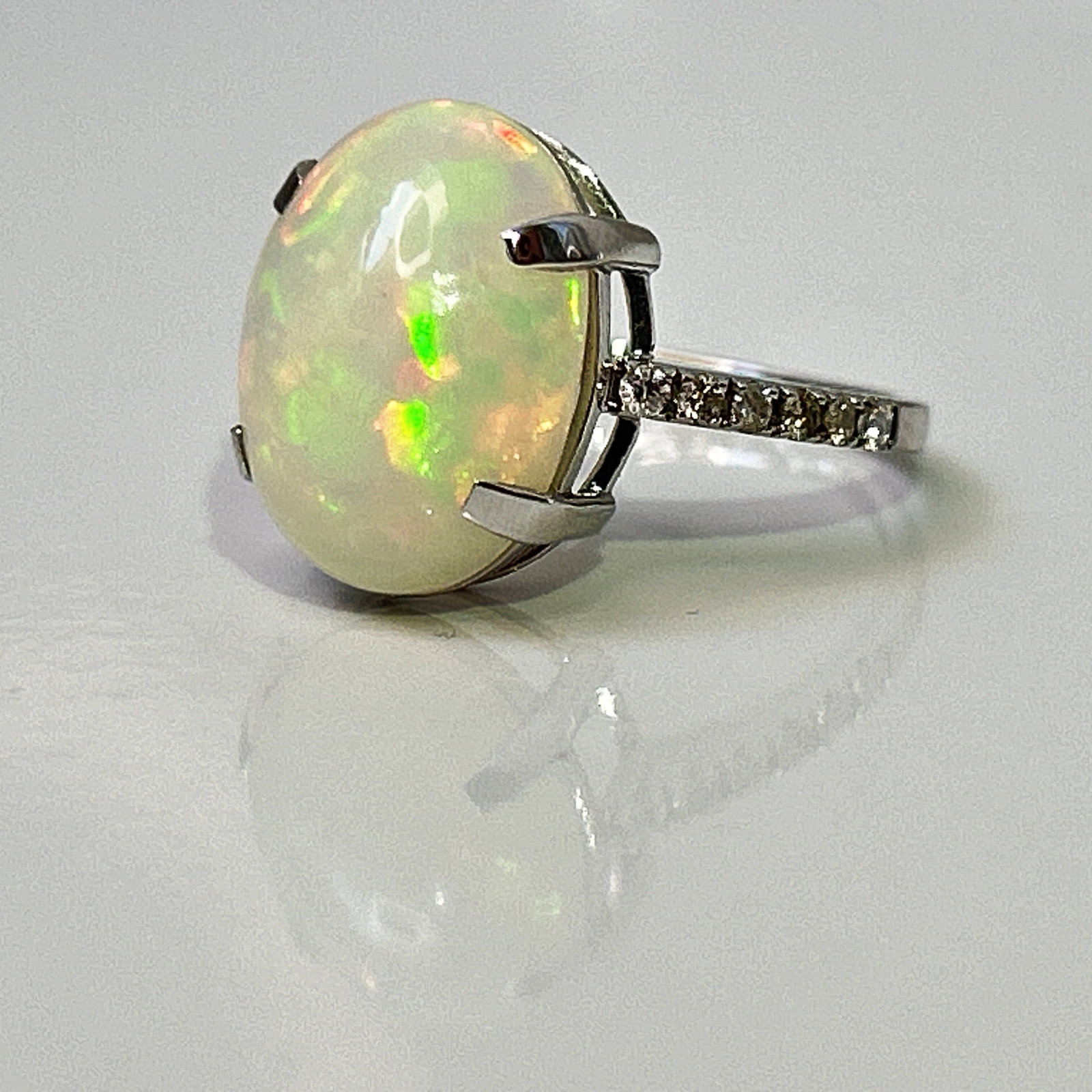 Beautiful Natural Opal 3.86 CT Ring With Natural Diamond and 18k Gold - 4