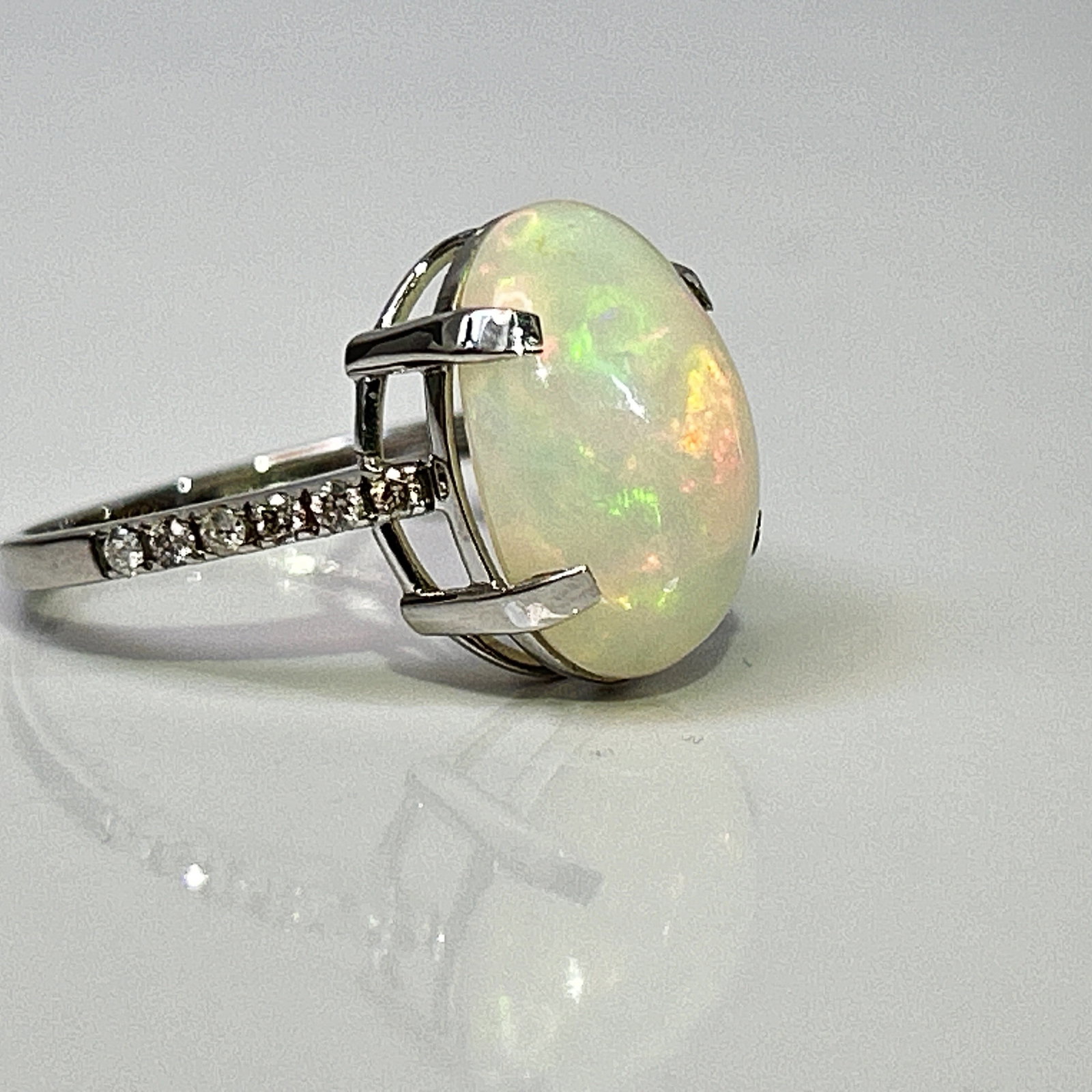 Beautiful Natural Opal 3.86 CT Ring With Natural Diamond and 18k Gold - 6