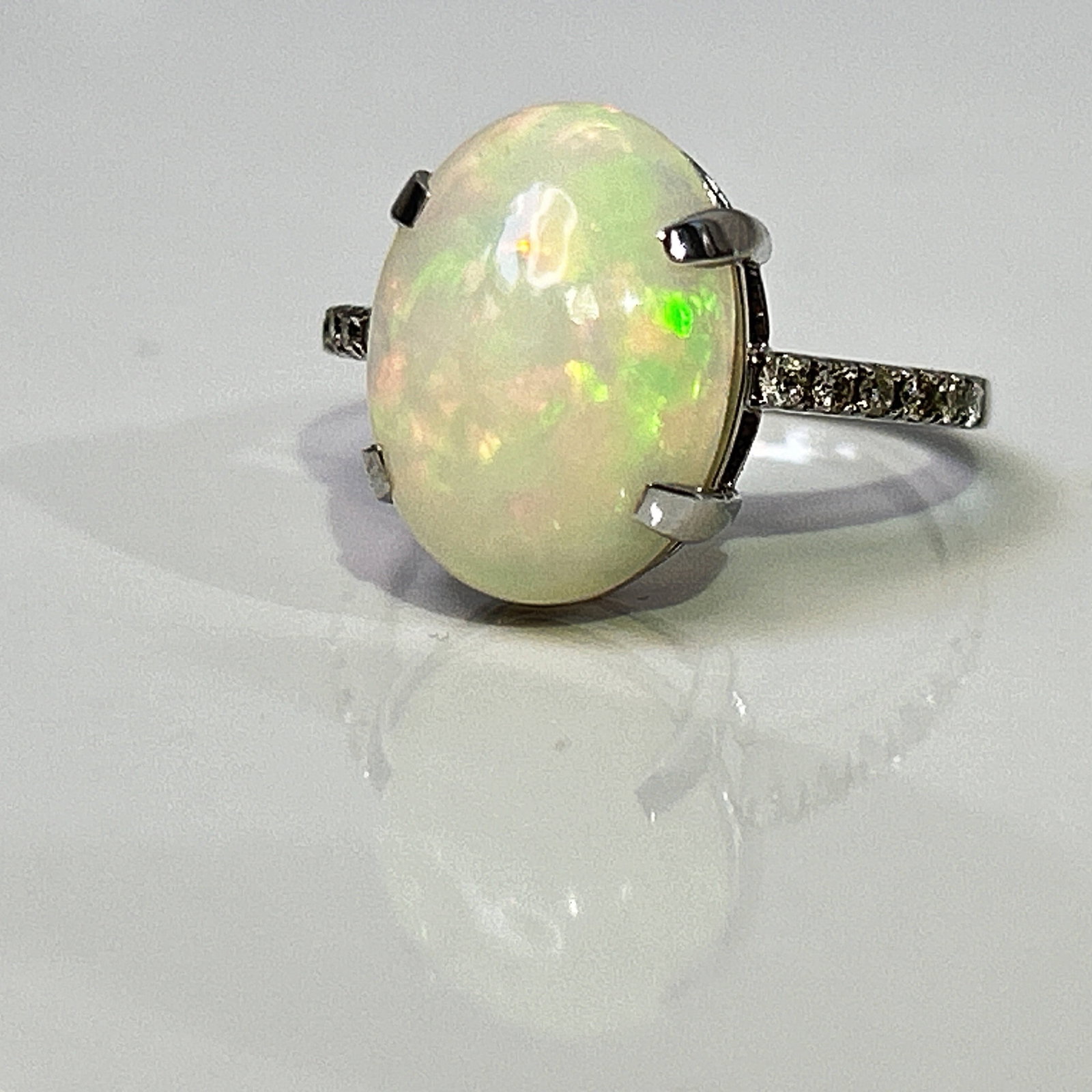 Beautiful Natural Opal 3.86 CT Ring With Natural Diamond and 18k Gold - 8
