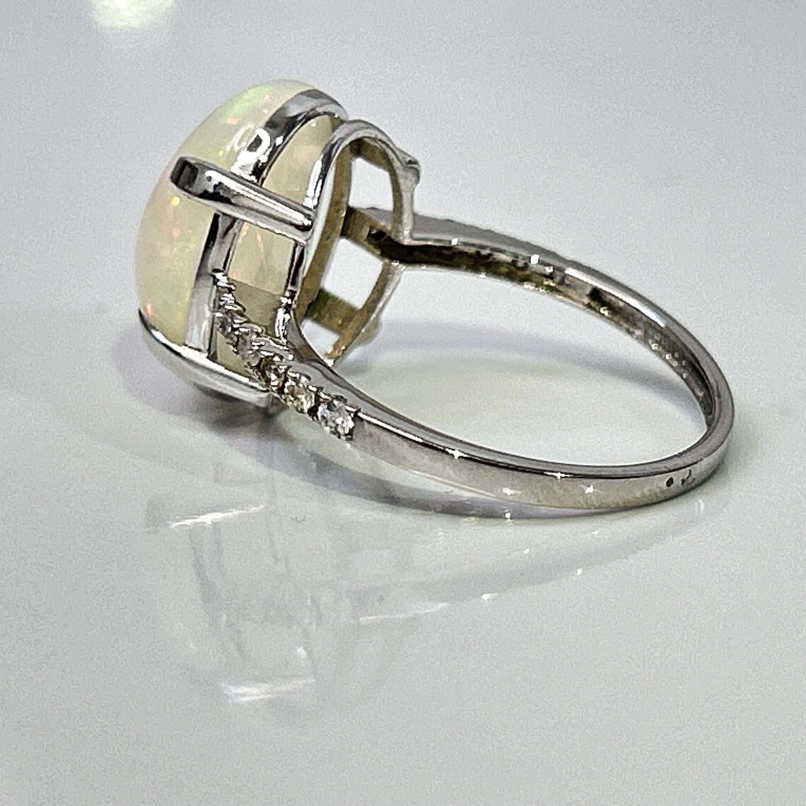 Beautiful Natural Opal 3.86 CT Ring With Natural Diamond and 18k Gold - 9