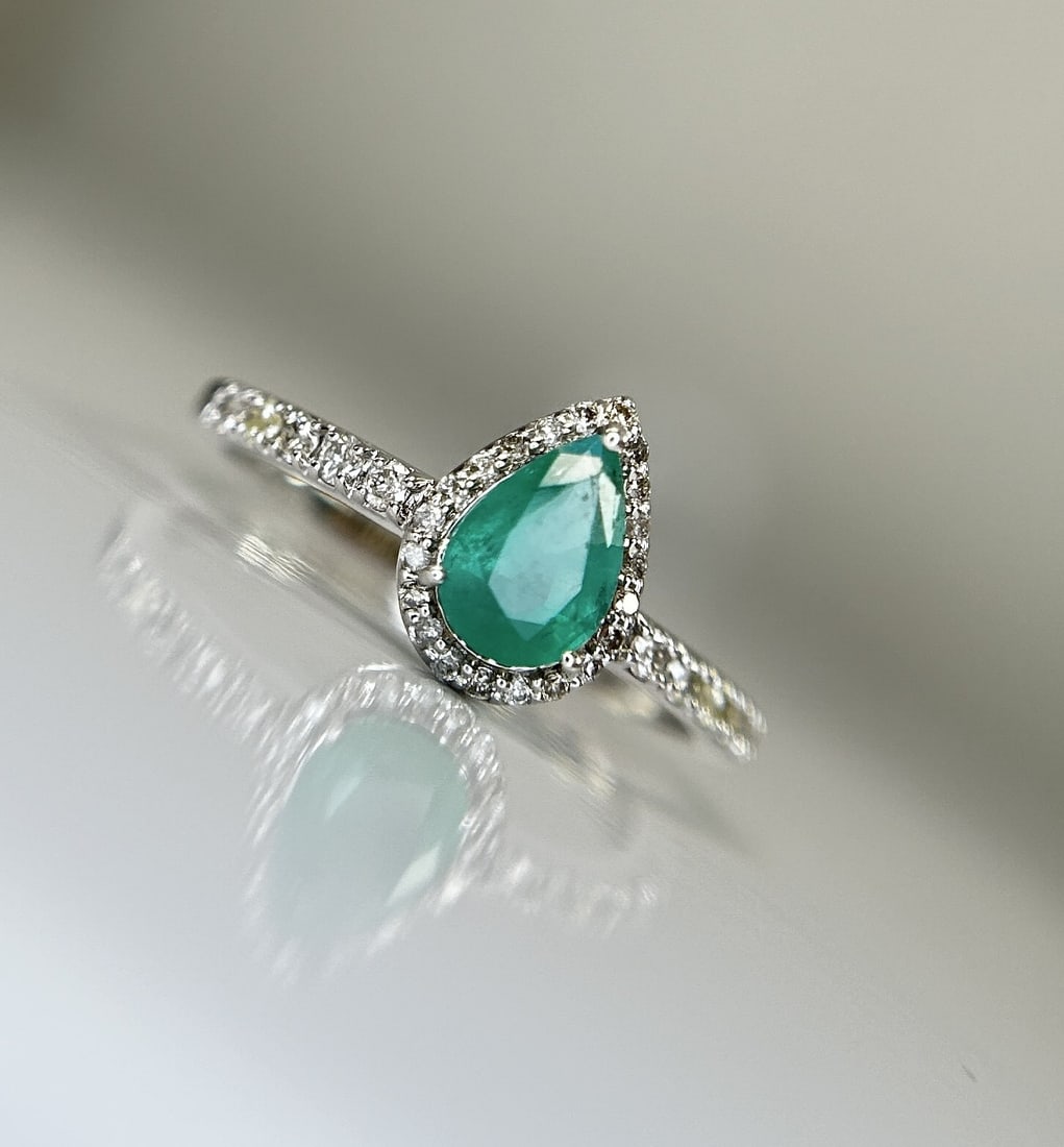 Beautiful Natural Emerald 0.68 CT With Natural Diamonds & 18k Gold - 8