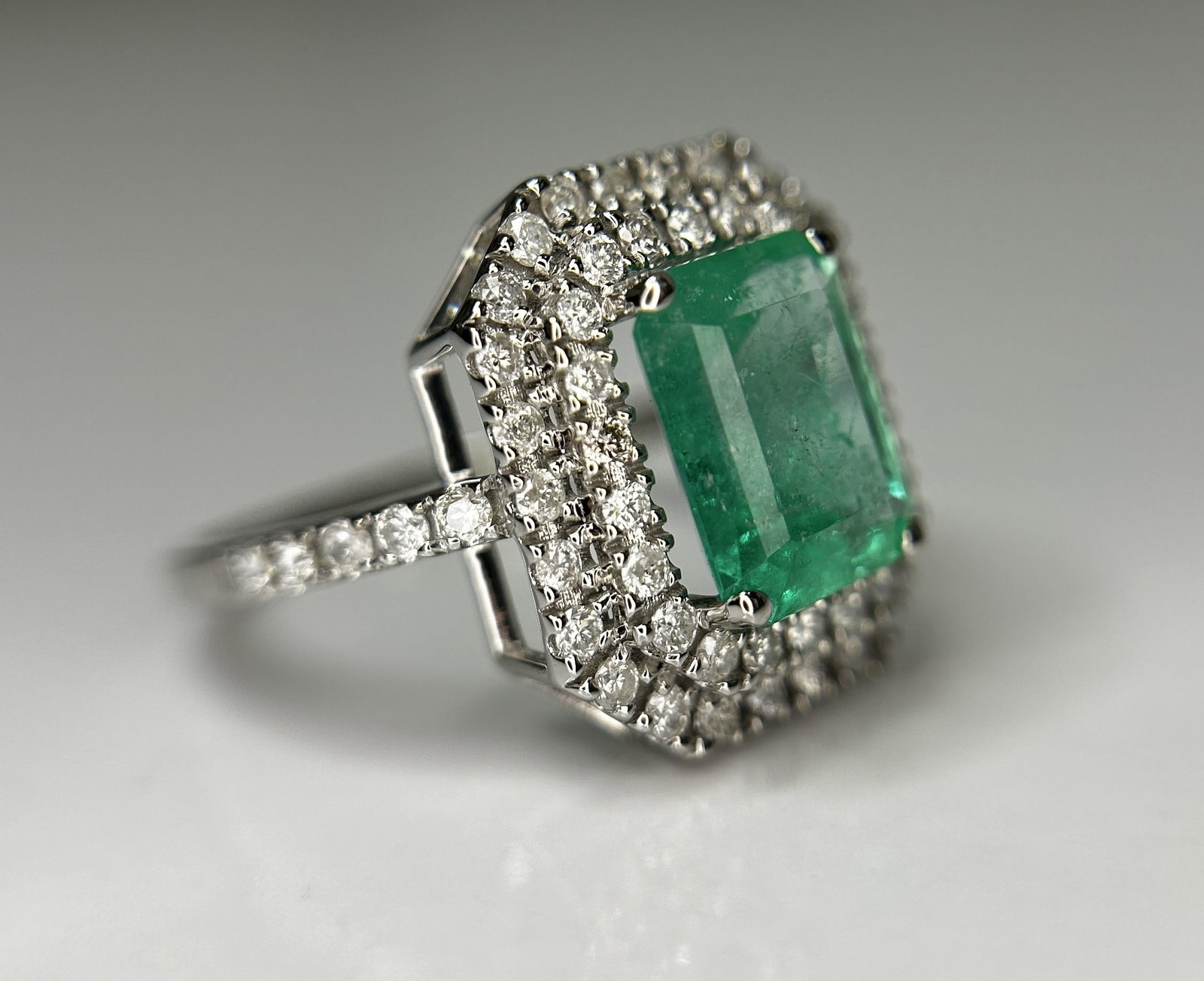 Beautiful Natural Columbian Emerald 2.23 CT With Natural Diamonds & 18k Gold - 10
