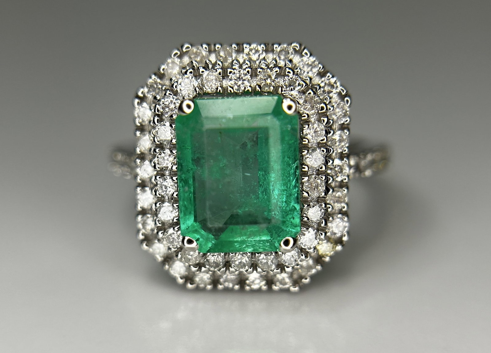 Beautiful Natural Columbian Emerald 2.23 CT With Natural Diamonds & 18k Gold - 2