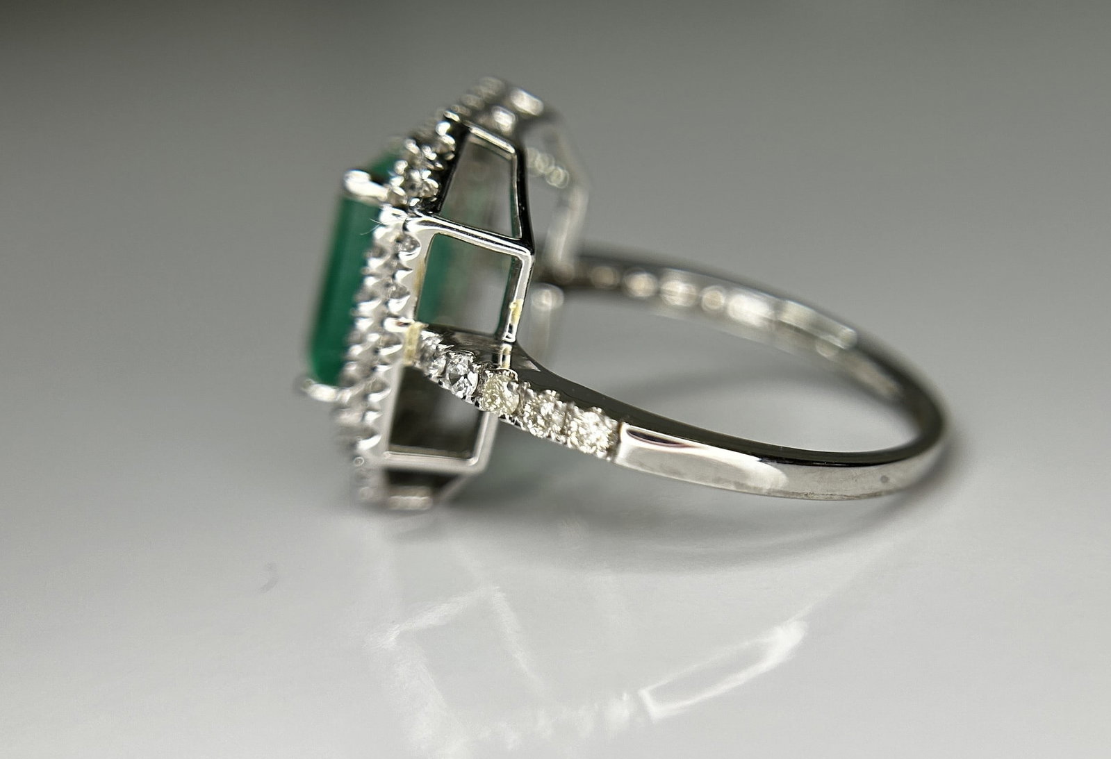 Beautiful Natural Columbian Emerald 2.23 CT With Natural Diamonds & 18k Gold - 7
