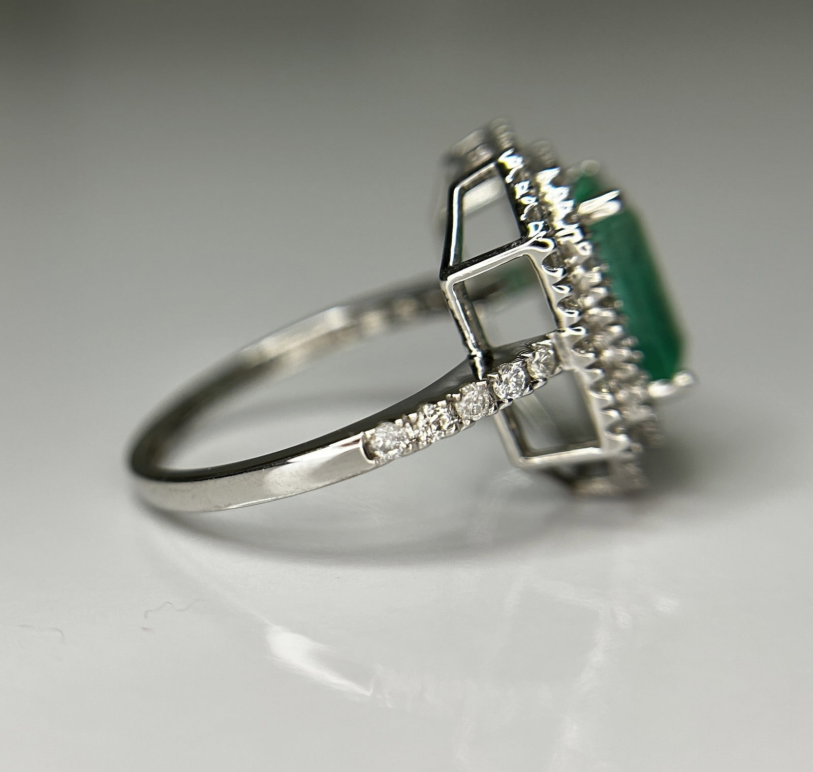 Beautiful Natural Columbian Emerald 2.23 CT With Natural Diamonds & 18k Gold - 9