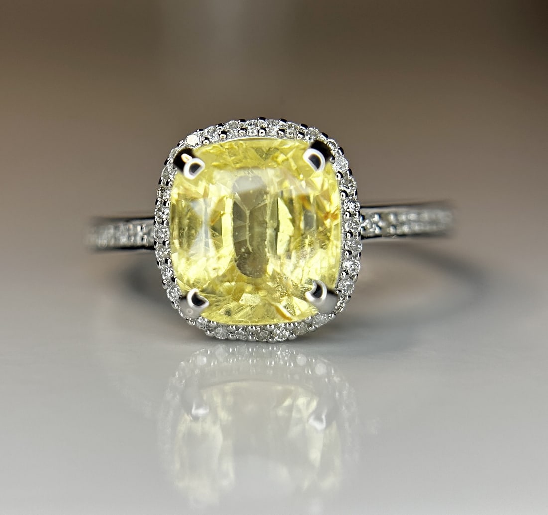 Beautiful 3.10 CT Unheated Ceylon Yellow Sapphire With Natural Diamonds & 18k Gold: Title: Beautiful 3.10 CT Unheated Ceylon Yellow Sapphire With Natural Diamonds & 18k Gold Description: Beautiful 3.10 CT Unheated Ceylon Yellow Sapphire With Natural Diamonds & 18k Gold