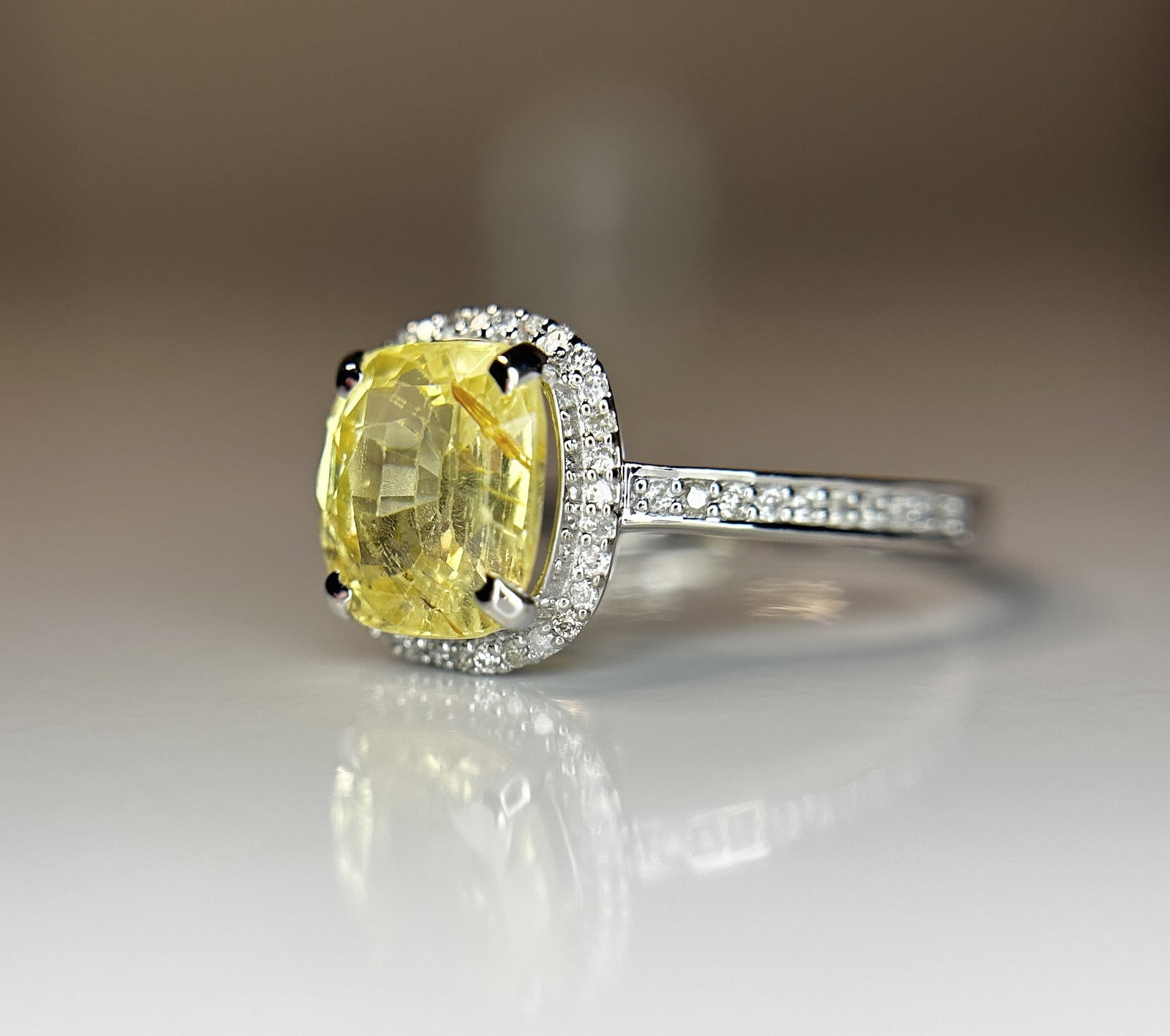 Beautiful 3.10 CT Unheated Ceylon Yellow Sapphire With Natural Diamonds & 18k Gold - 2
