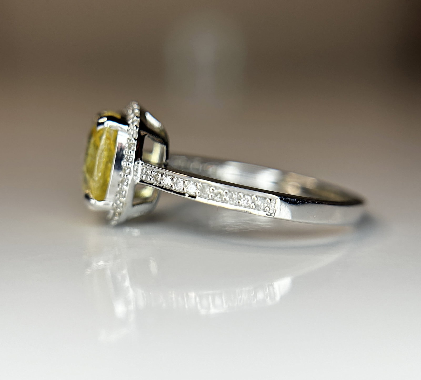 Beautiful 3.10 CT Unheated Ceylon Yellow Sapphire With Natural Diamonds & 18k Gold - 3