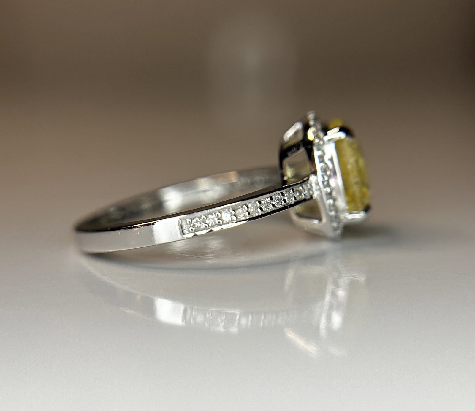 Beautiful 3.10 CT Unheated Ceylon Yellow Sapphire With Natural Diamonds & 18k Gold - 5