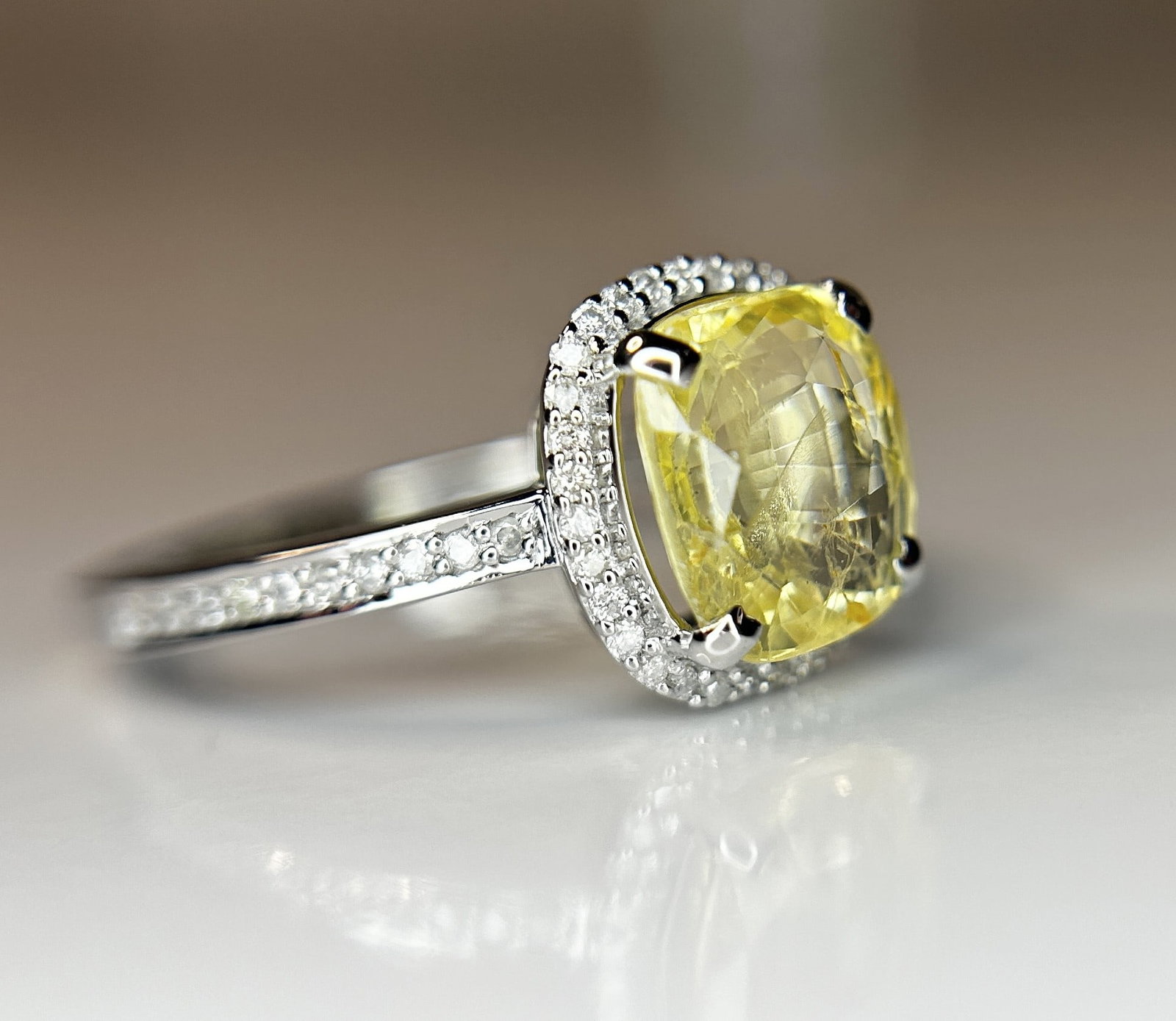 Beautiful 3.10 CT Unheated Ceylon Yellow Sapphire With Natural Diamonds & 18k Gold - 6