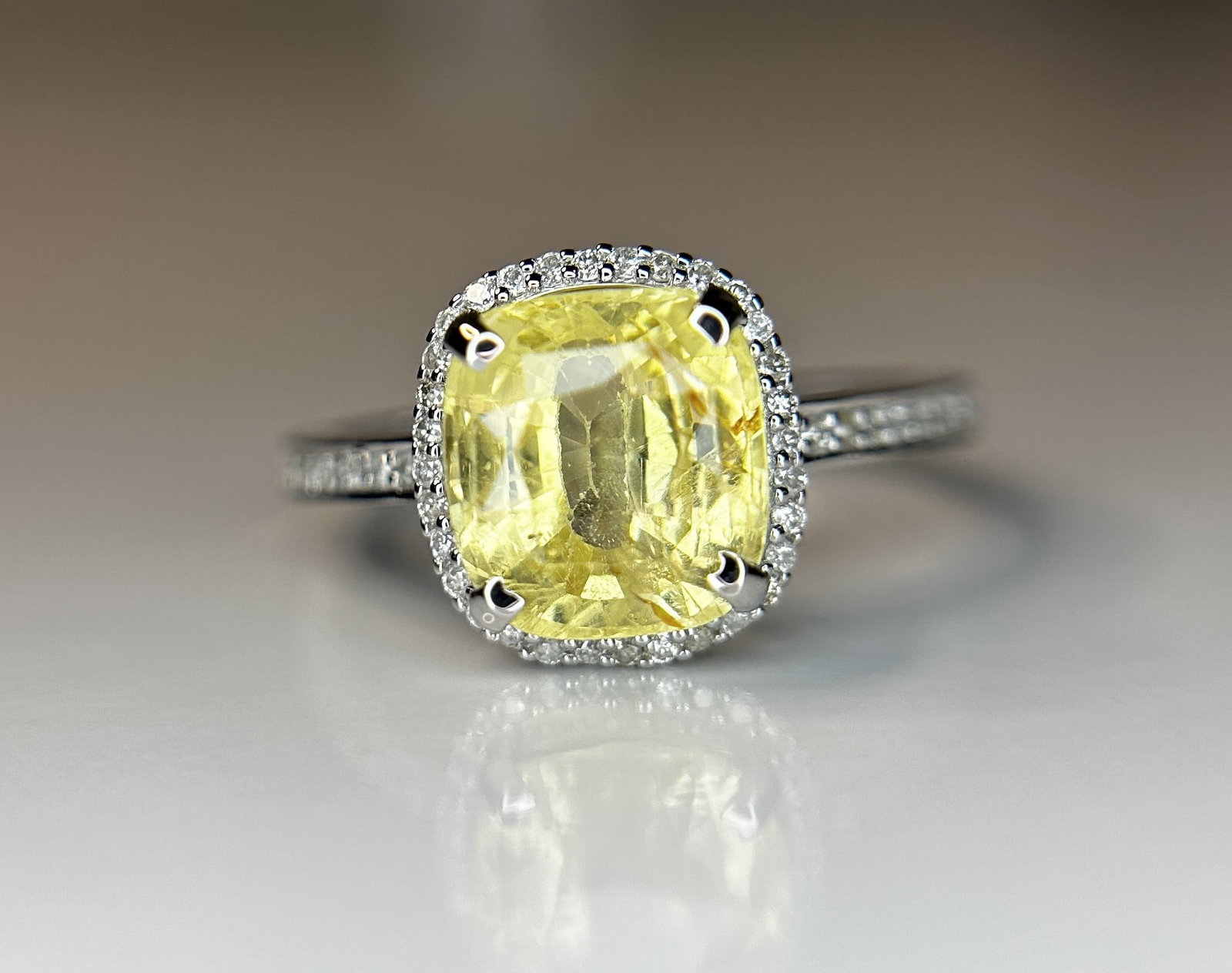 Beautiful 3.10 CT Unheated Ceylon Yellow Sapphire With Natural Diamonds & 18k Gold - 7