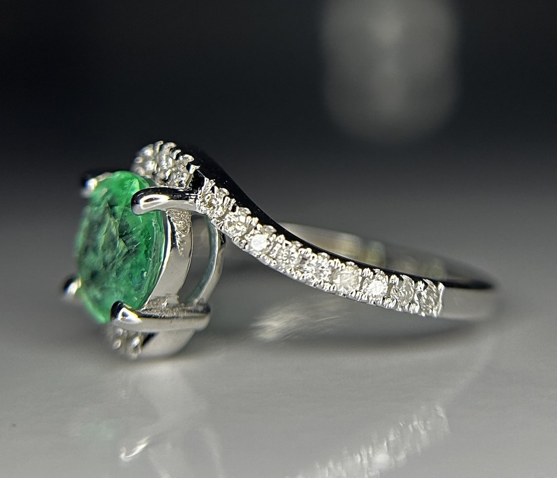 Beautiful 1.00ct Natural Emerald With Natural Diamonds & 18k Gold - 5