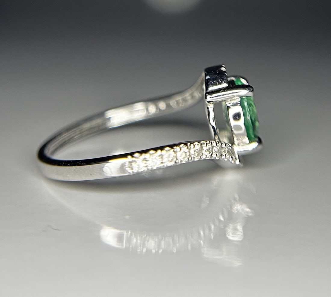 Beautiful 1.00ct Natural Emerald With Natural Diamonds & 18k Gold - 7