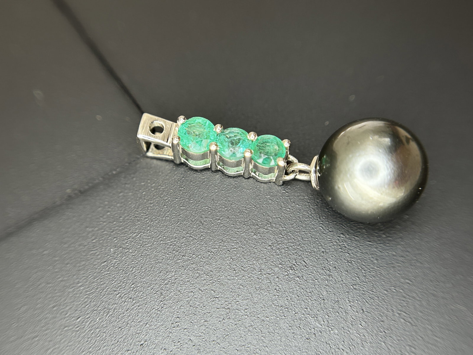 Beautiful 9.25CT Natural Tahitian Pearl With Emerald & 950 Platinum Pendant - 10
