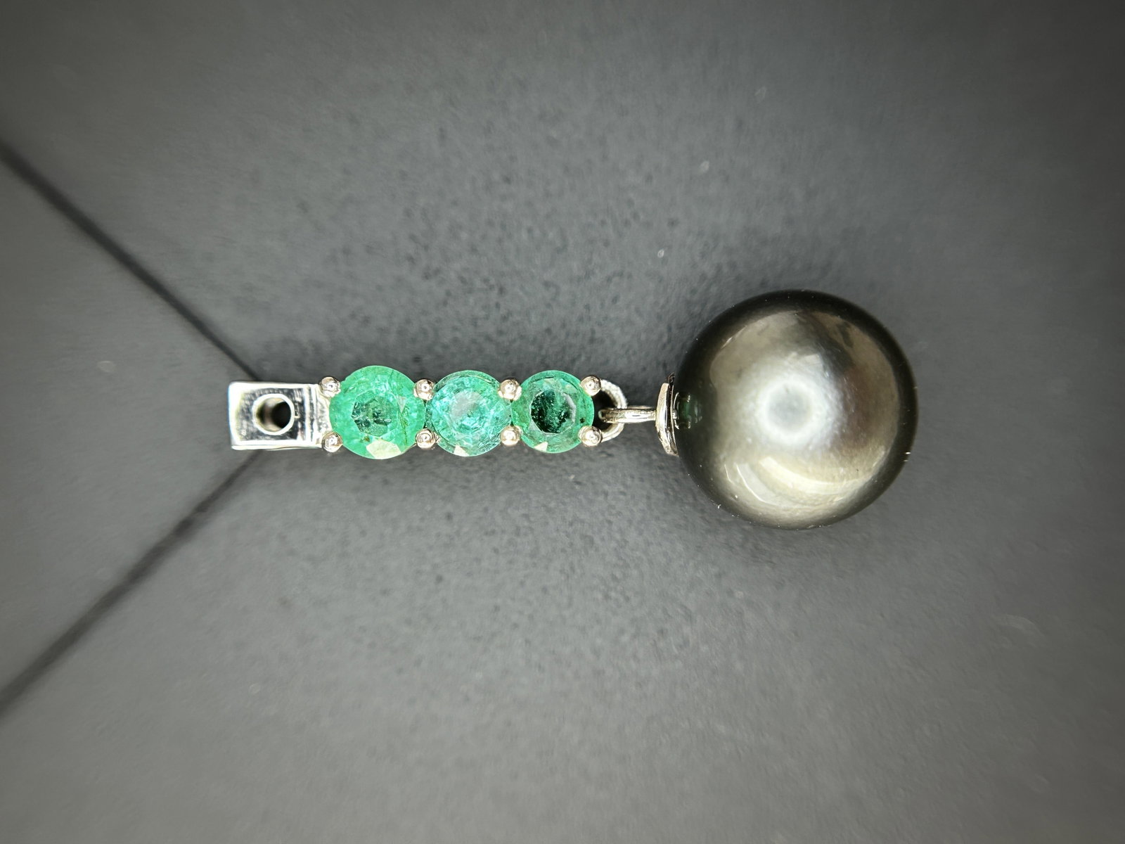Beautiful 9.25CT Natural Tahitian Pearl With Emerald & 950 Platinum Pendant: Title: Beautiful 9.25CT Natural Tahitian Pearl With Emerald & 950 Platinum Pendant Description: Beautiful 9.25CT Natural Tahitian Pearl With Emerald & 950 Platinum Pendant Description: Total