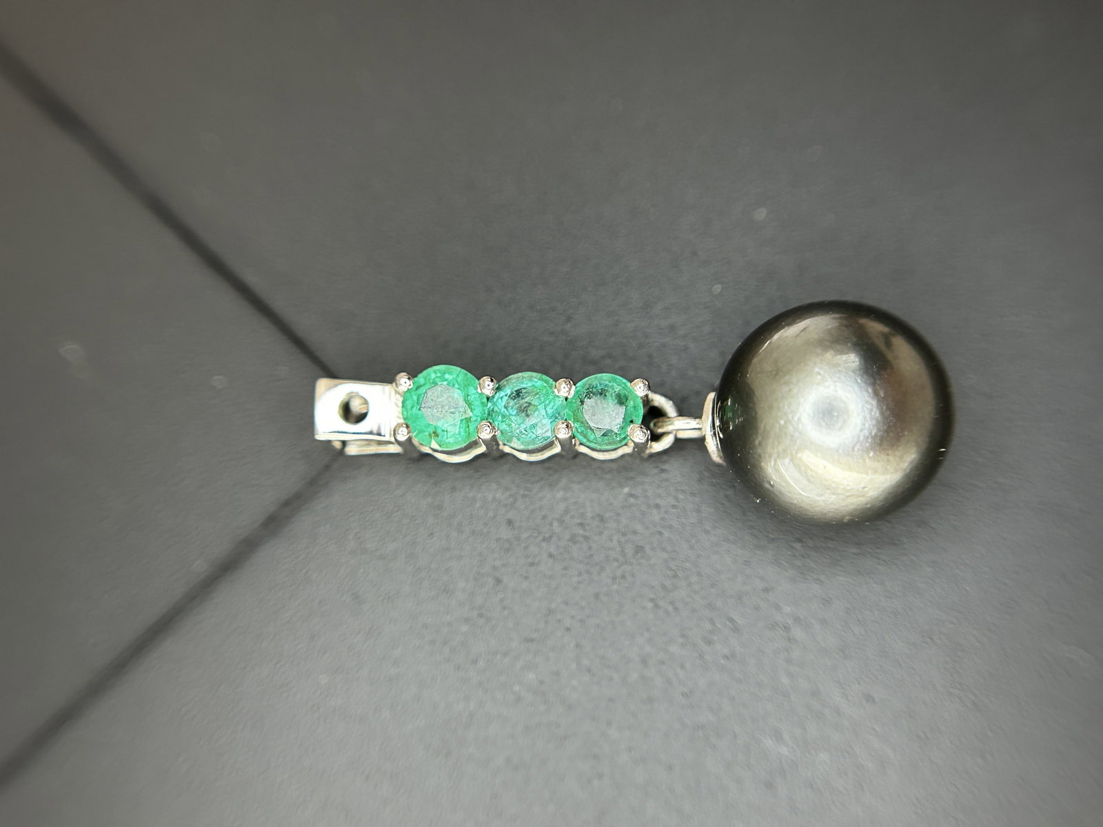 Beautiful 9.25CT Natural Tahitian Pearl With Emerald & 950 Platinum Pendant - 2