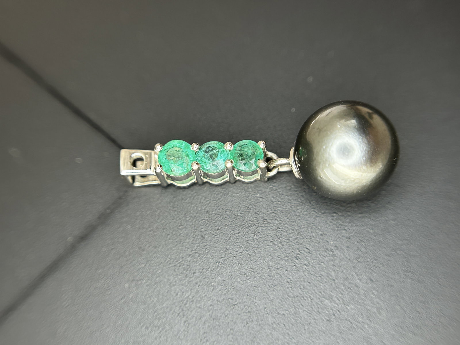 Beautiful 9.25CT Natural Tahitian Pearl With Emerald & 950 Platinum Pendant - 3