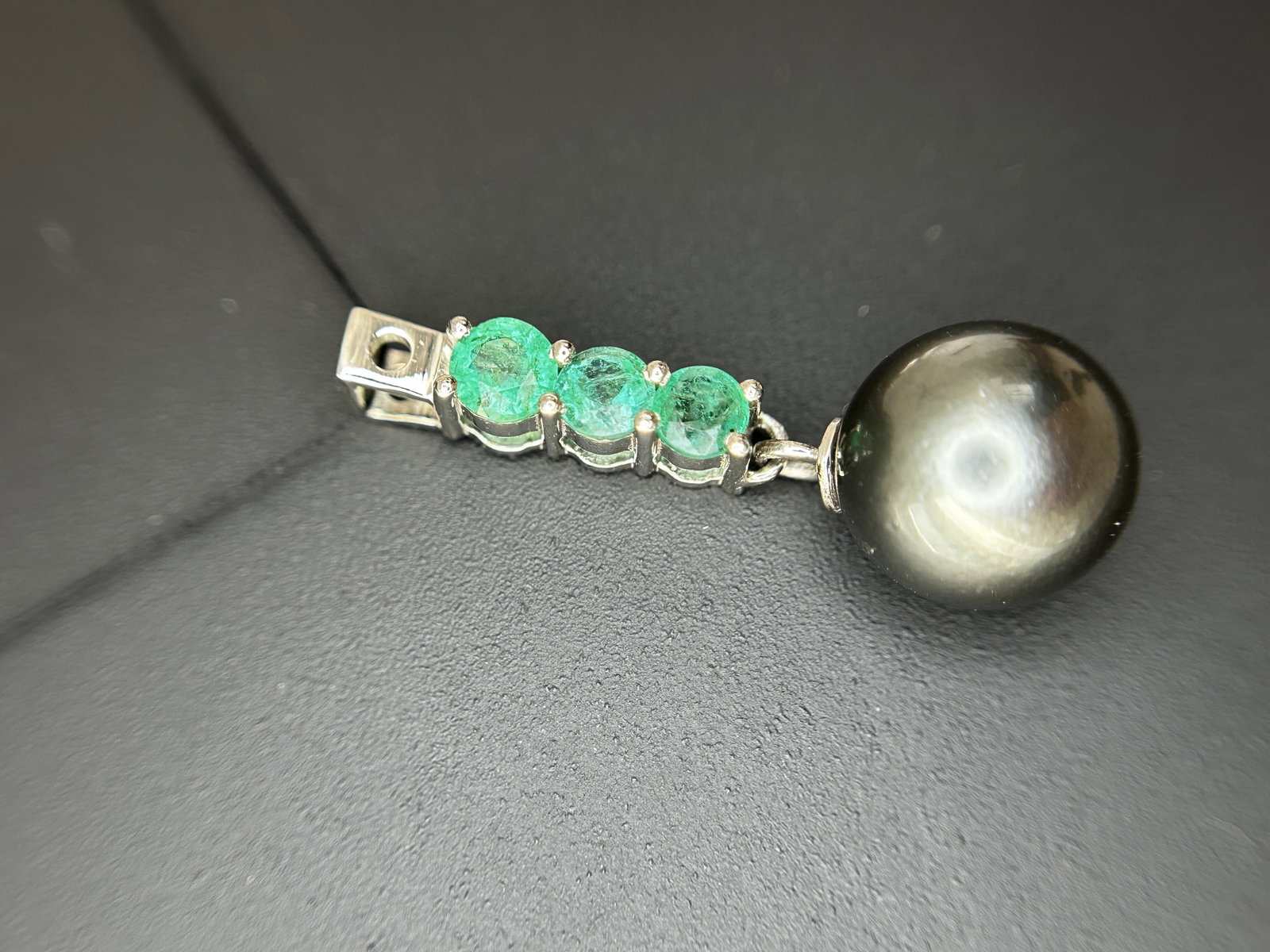 Beautiful 9.25CT Natural Tahitian Pearl With Emerald & 950 Platinum Pendant - 9