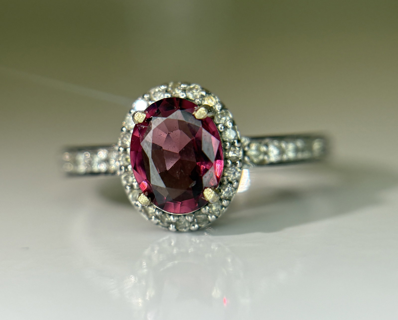 Beautiful Natural 1.00 Ct Spinel Ring With Diamonds and 18k Gold - 2