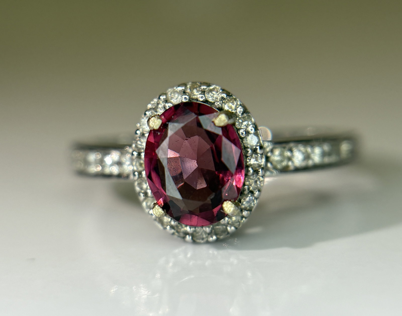 Beautiful Natural 1.00 Ct Spinel Ring With Diamonds and 18k Gold - 4