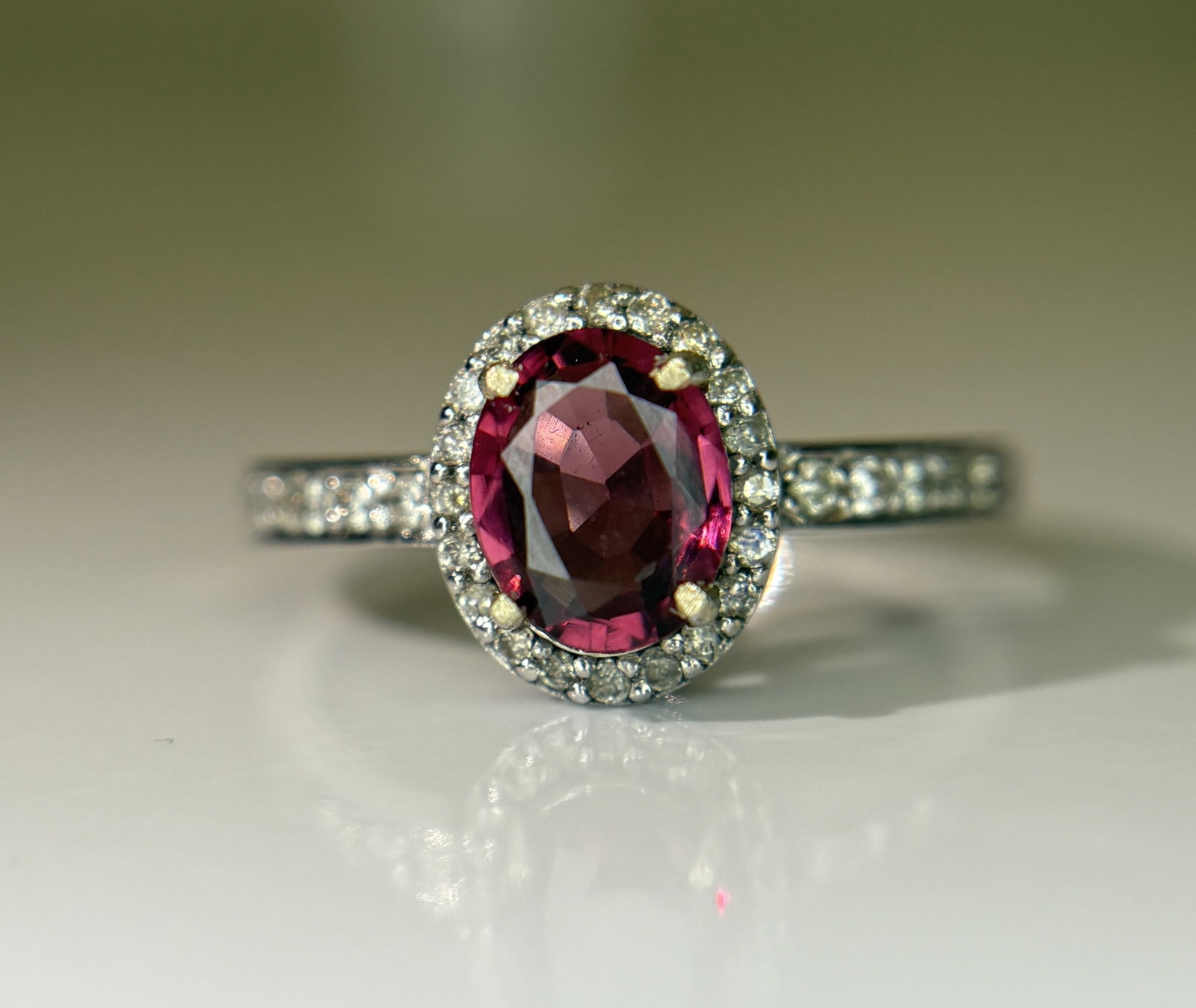 Beautiful Natural 1.00 Ct Spinel Ring With Diamonds and 18k Gold - 5