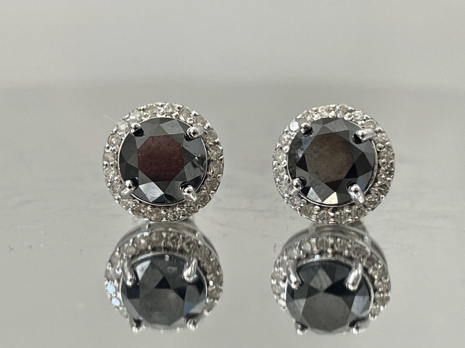 Beautiful Natural 3.84 CT Black Diamond Earrings Natural Diamonds & 18k Gold: Title: Beautiful Natural 3.84 CT Black Diamond Earrings Natural Diamonds & 18k Gold Description: Beautiful Natural 3.84 CT Black Diamond Earrings With Natural white diamond & 18k Gold. 