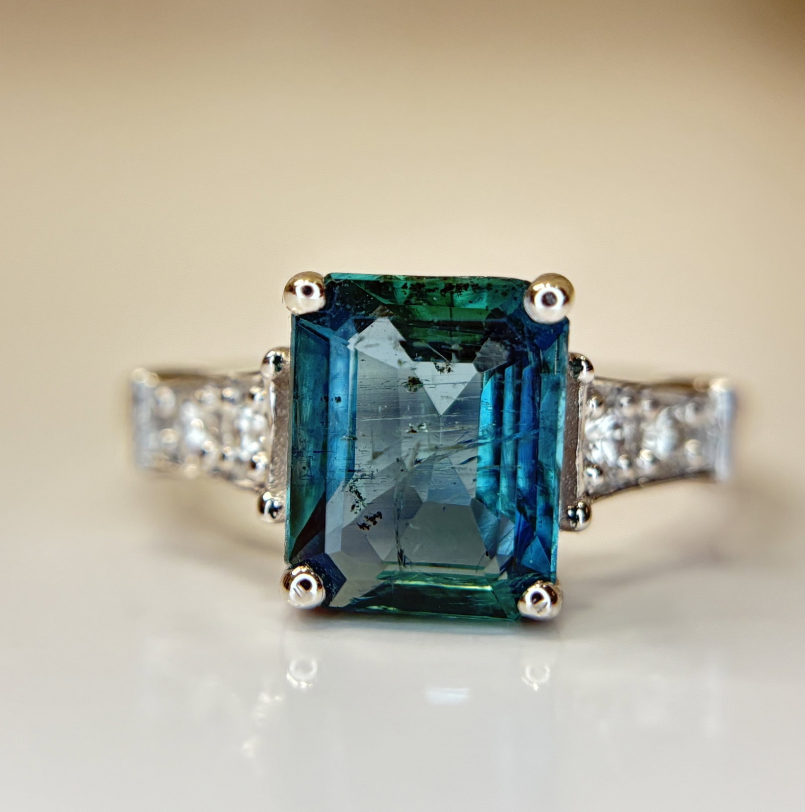 Beautiful 2.10 CT Natural Emerald With Natural Diamonds & 18k Gold: Title: Beautiful 2.10 CT Natural Emerald With Natural Diamonds & 18k Gold Description: Beautiful 2.10 CT Natural Emerald With Natural Diamonds & 18k Gold Description: Total Carat Weight -