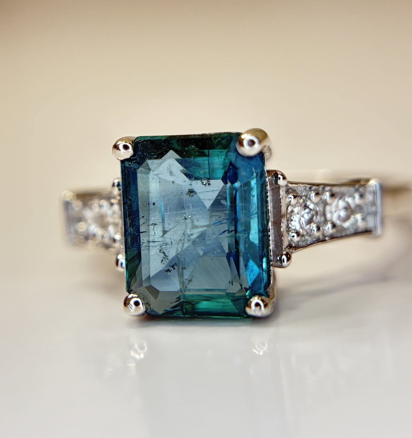 Beautiful 2.10 CT Natural Emerald With Natural Diamonds & 18k Gold - 2