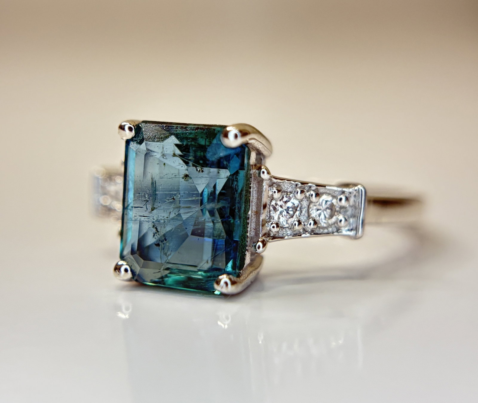 Beautiful 2.10 CT Natural Emerald With Natural Diamonds & 18k Gold - 4