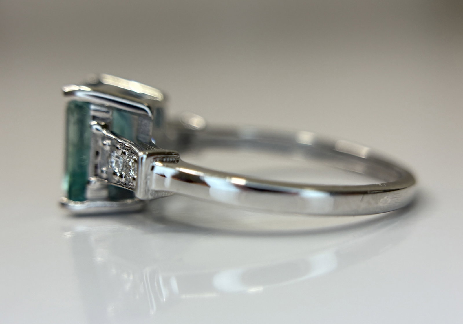 Beautiful 2.10 CT Natural Emerald With Natural Diamonds & 18k Gold - 8