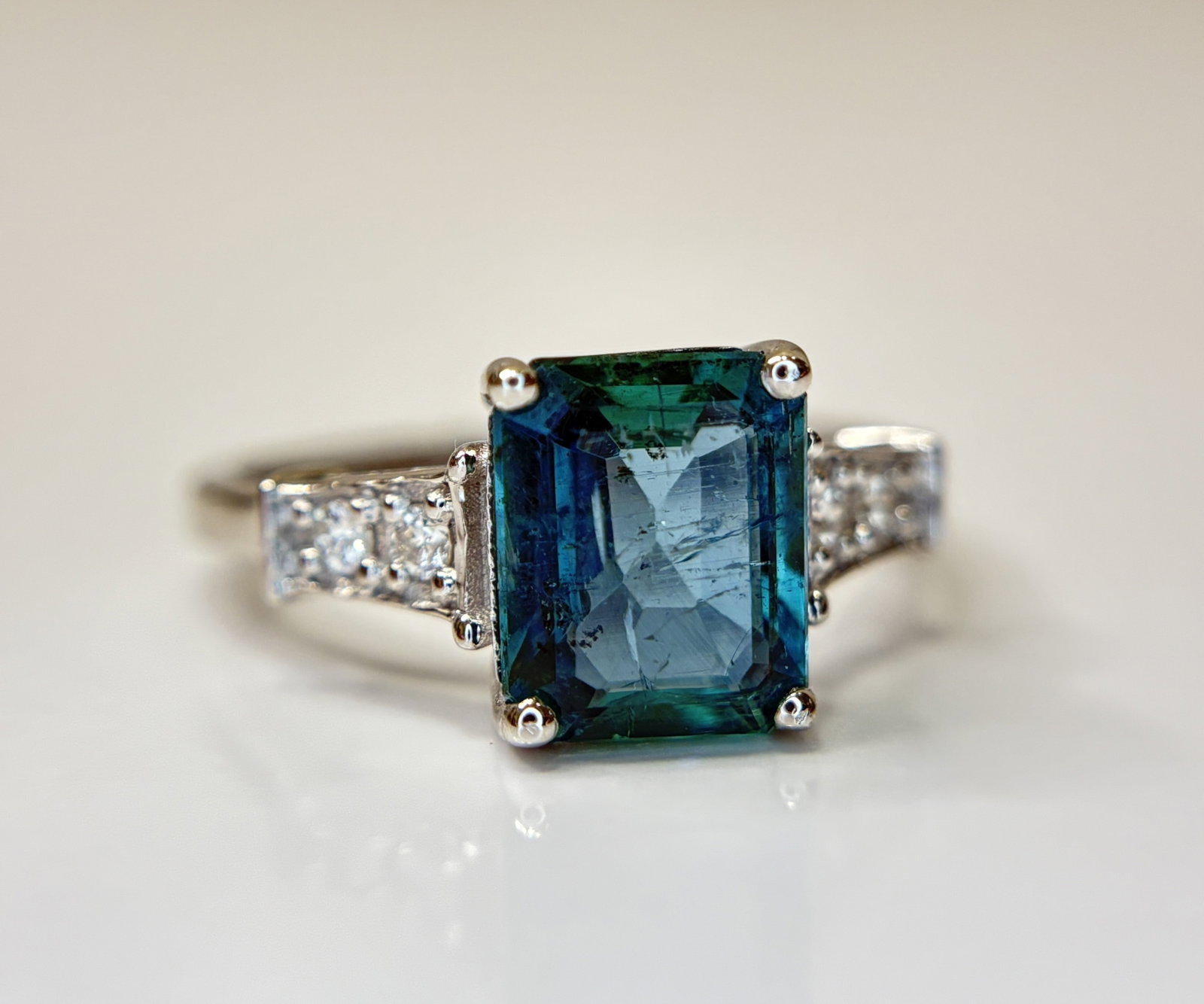 Beautiful 2.10 CT Natural Emerald With Natural Diamonds & 18k Gold - 9