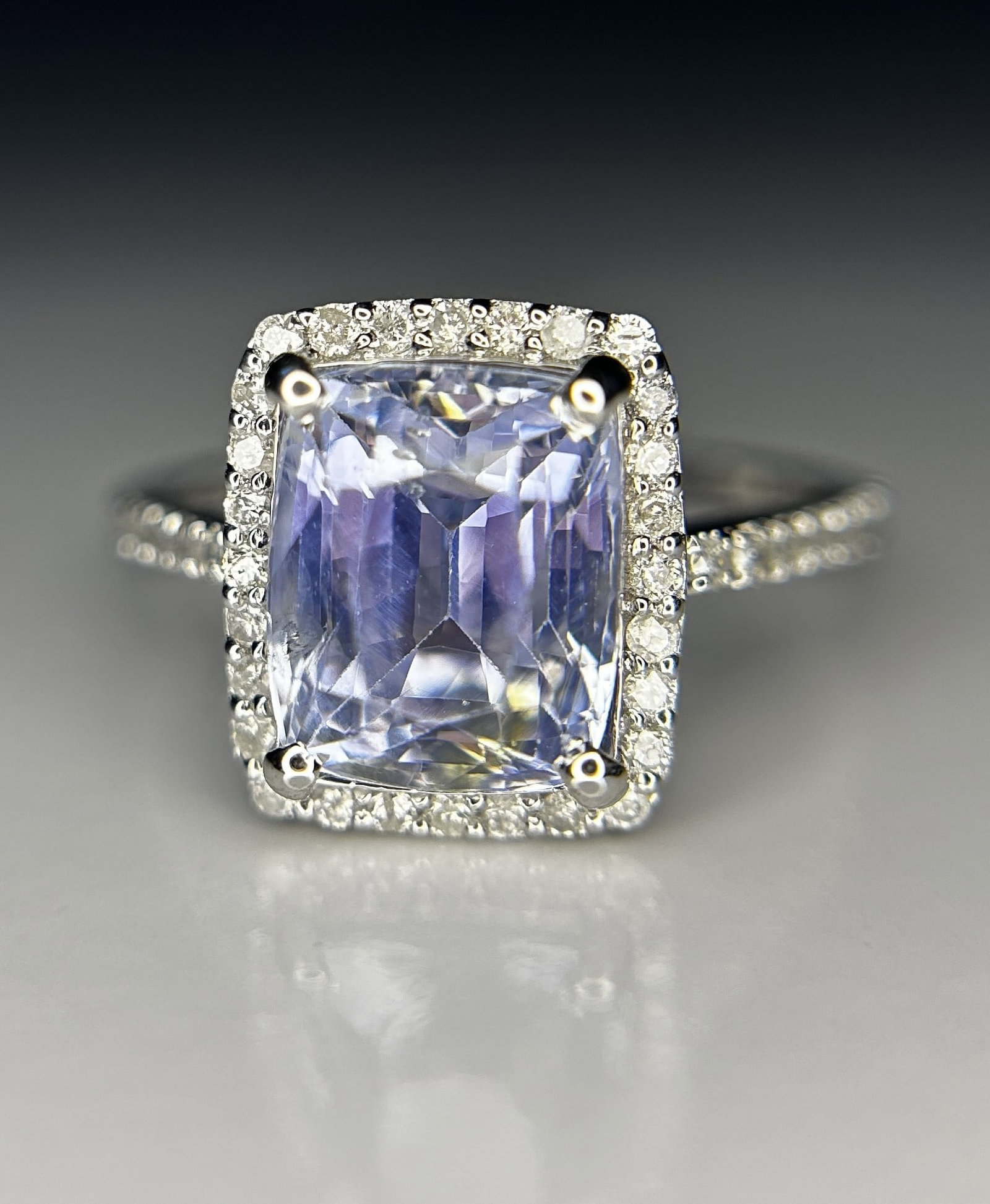 Beautiful 4.95ct Unheated Ceylon Blue Sapphire With Natural Diamonds & 18k Gold: Title: Beautiful 4.95ct Unheated Ceylon Blue Sapphire With Natural Diamonds & 18k Gold Description: Beautiful 4.95ct Unheated Ceylon Blue Sapphire With Natural Diamonds & 18k Gold