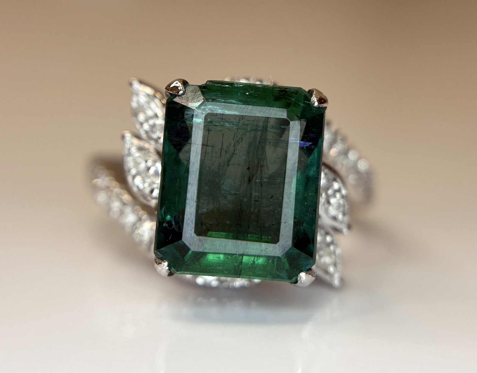 Beautiful 5.45 CT Natural Emerald With Natural Diamonds & 18k Gold - 2