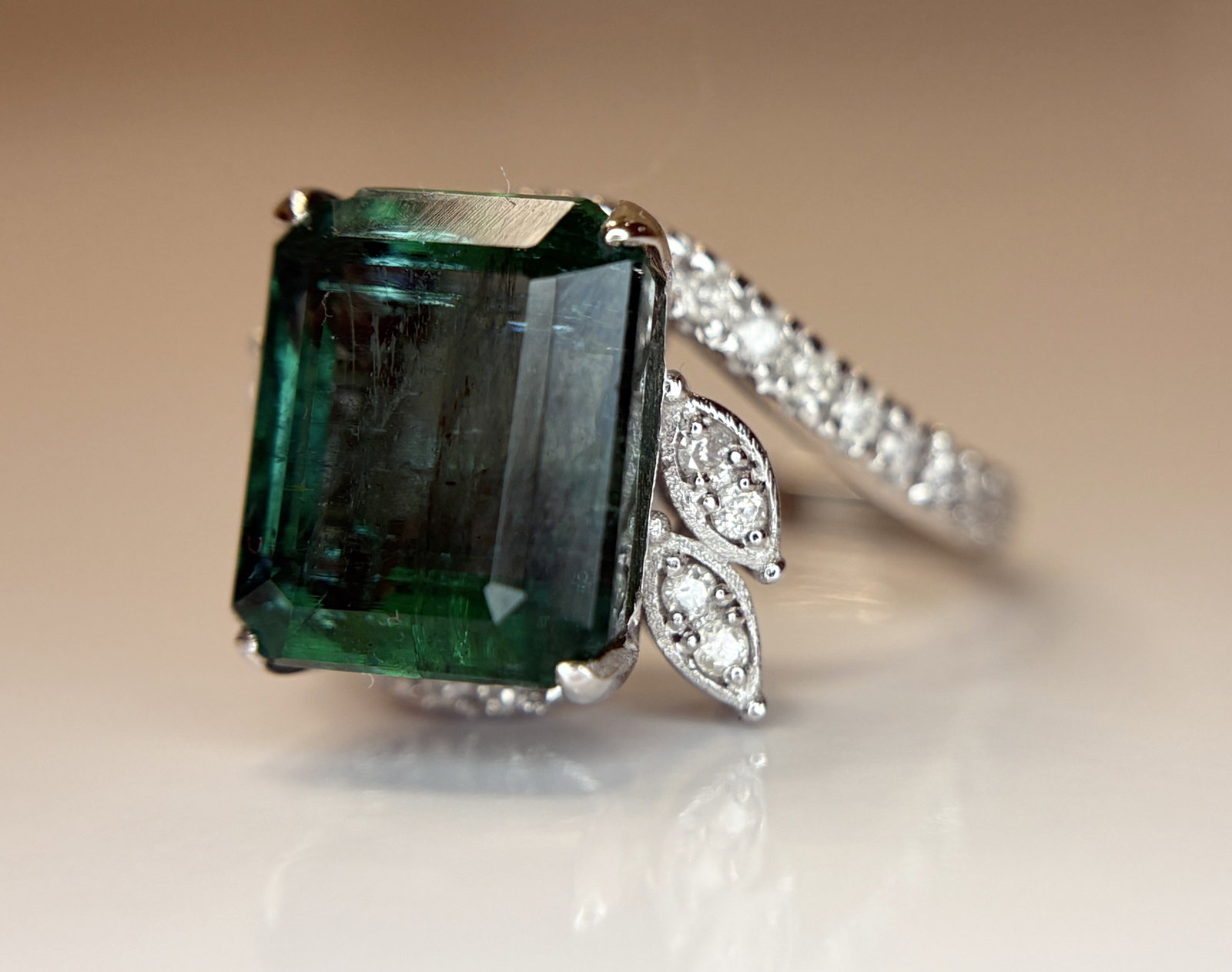 Beautiful 5.45 CT Natural Emerald With Natural Diamonds & 18k Gold - 3
