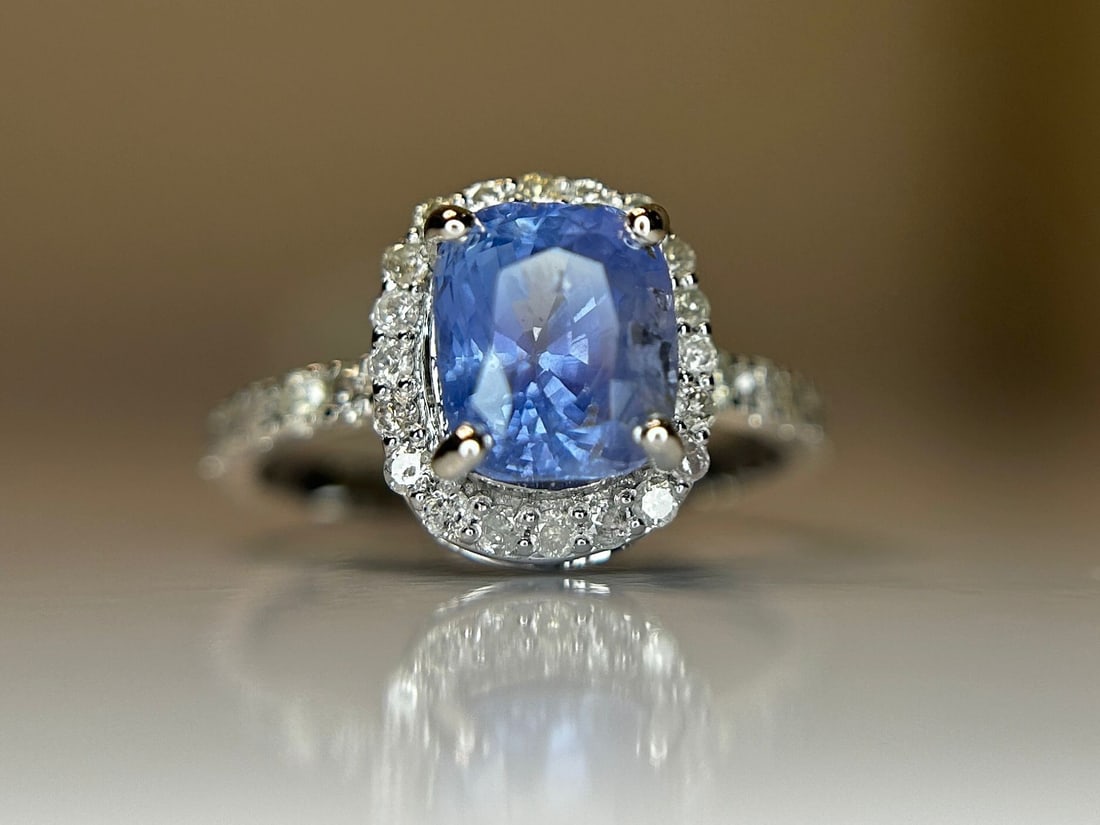 2.74 CT Unheated/Untreated Ceylon Cornflour Blue Sapphire Diamonds & 18k Gold: Title: 2.74 CT Unheated/Untreated Ceylon Cornflour Blue Sapphire Diamonds & 18k Gold Description: Beautiful 2.74 CT Natural Ceylon Blue Sapphire With Natural Diamonds & 18k White Gold. 