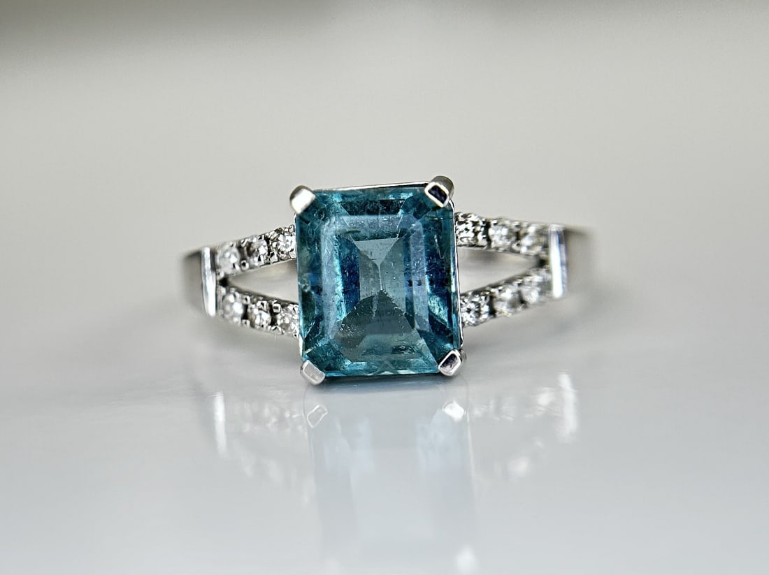 Beautiful Natural Rare Blue Emerald 2.39 CT With Natural Diamonds & 18k Gold: Title: Beautiful Natural Rare Blue Emerald 2.39 CT With Natural Diamonds & 18k Gold Description: Beautiful 2.39 CT Natural Emerald With Natural Diamonds & 18k Gold Description: Total Carat