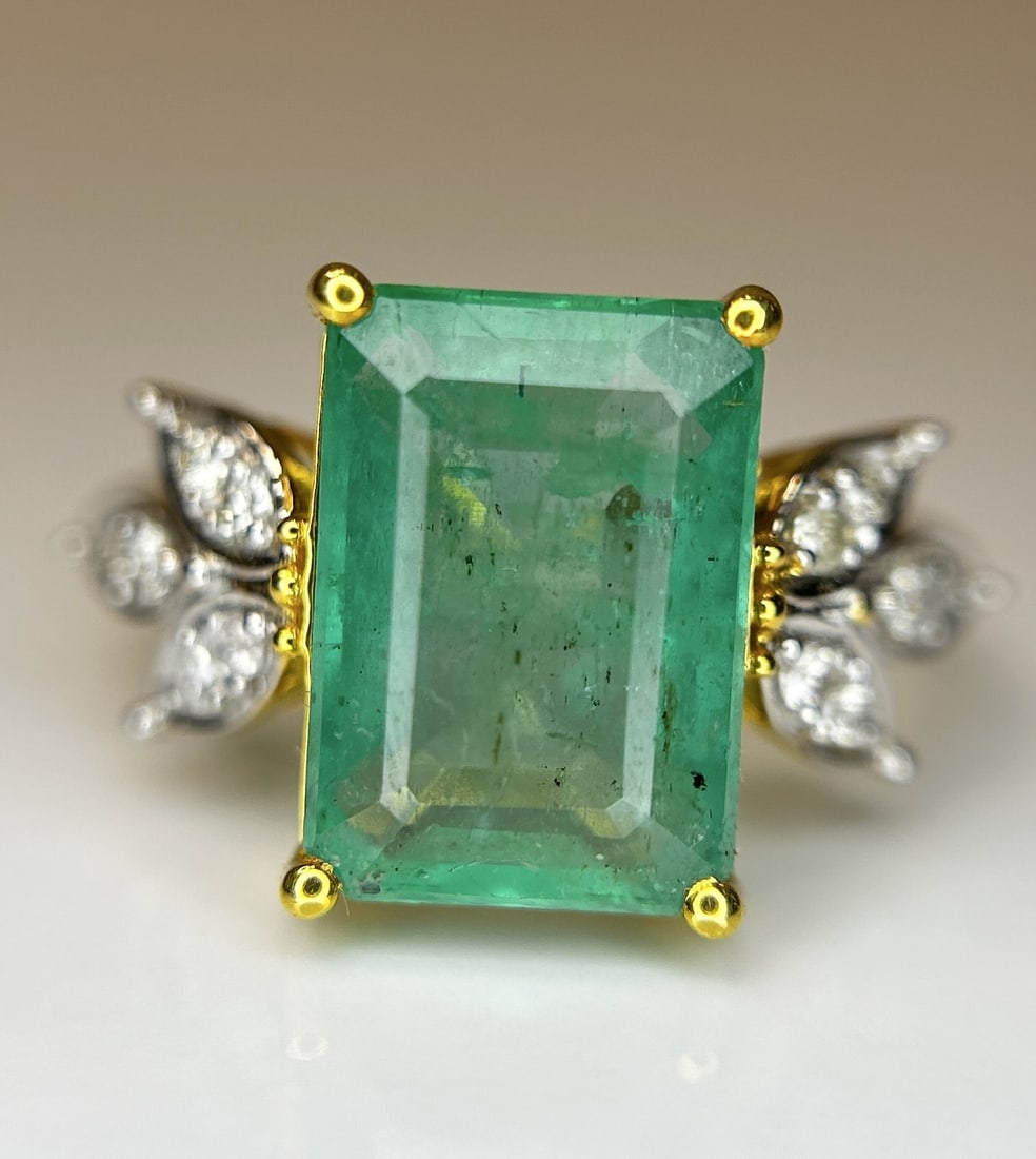 Beautiful Natural Emerald 4.32 CT With Natural Diamonds & 18k Gold: Title: Beautiful Natural Emerald 4.32 CT With Natural Diamonds & 18k Gold Description: Beautiful 4.32 CT Natural Emerald With Natural Diamonds & 18k Gold Description: Total Carat Weight -