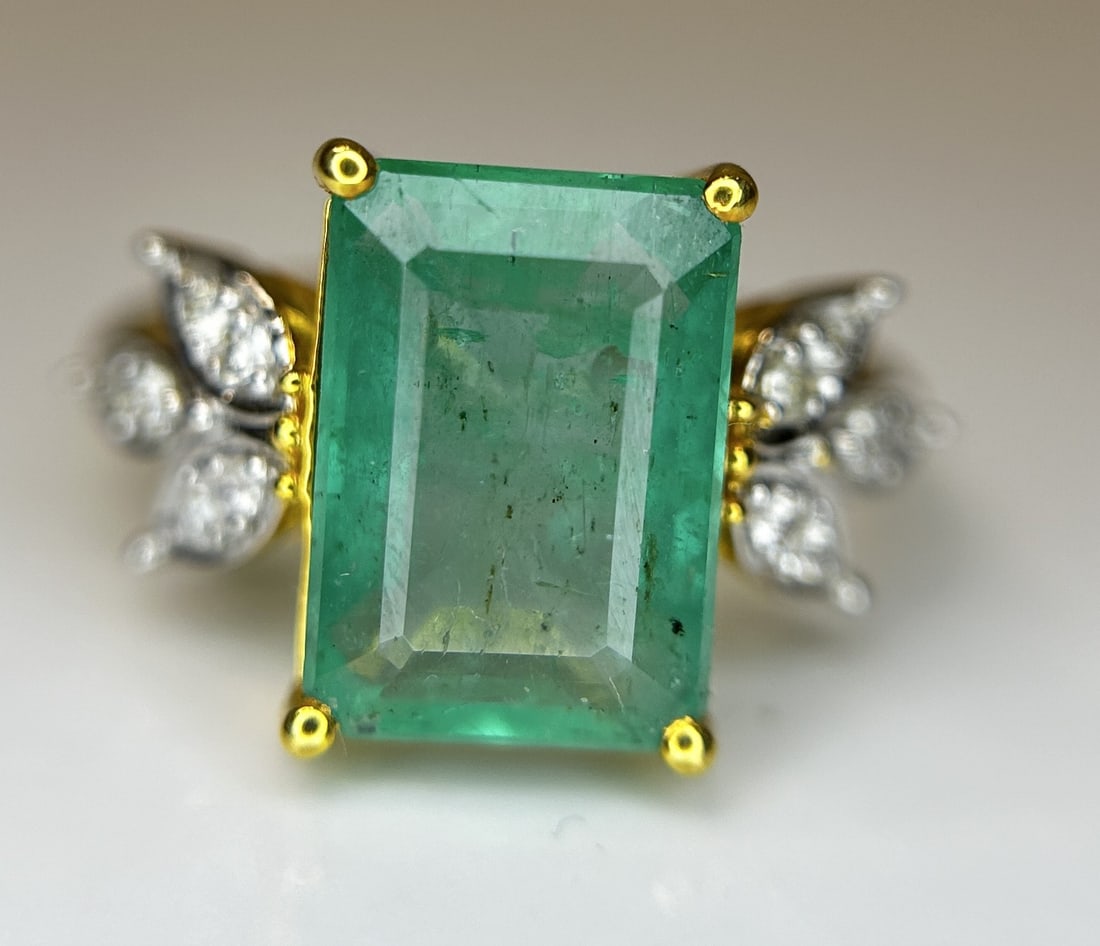 Beautiful Natural Emerald 4.32 CT With Natural Diamonds & 18k Gold - 2