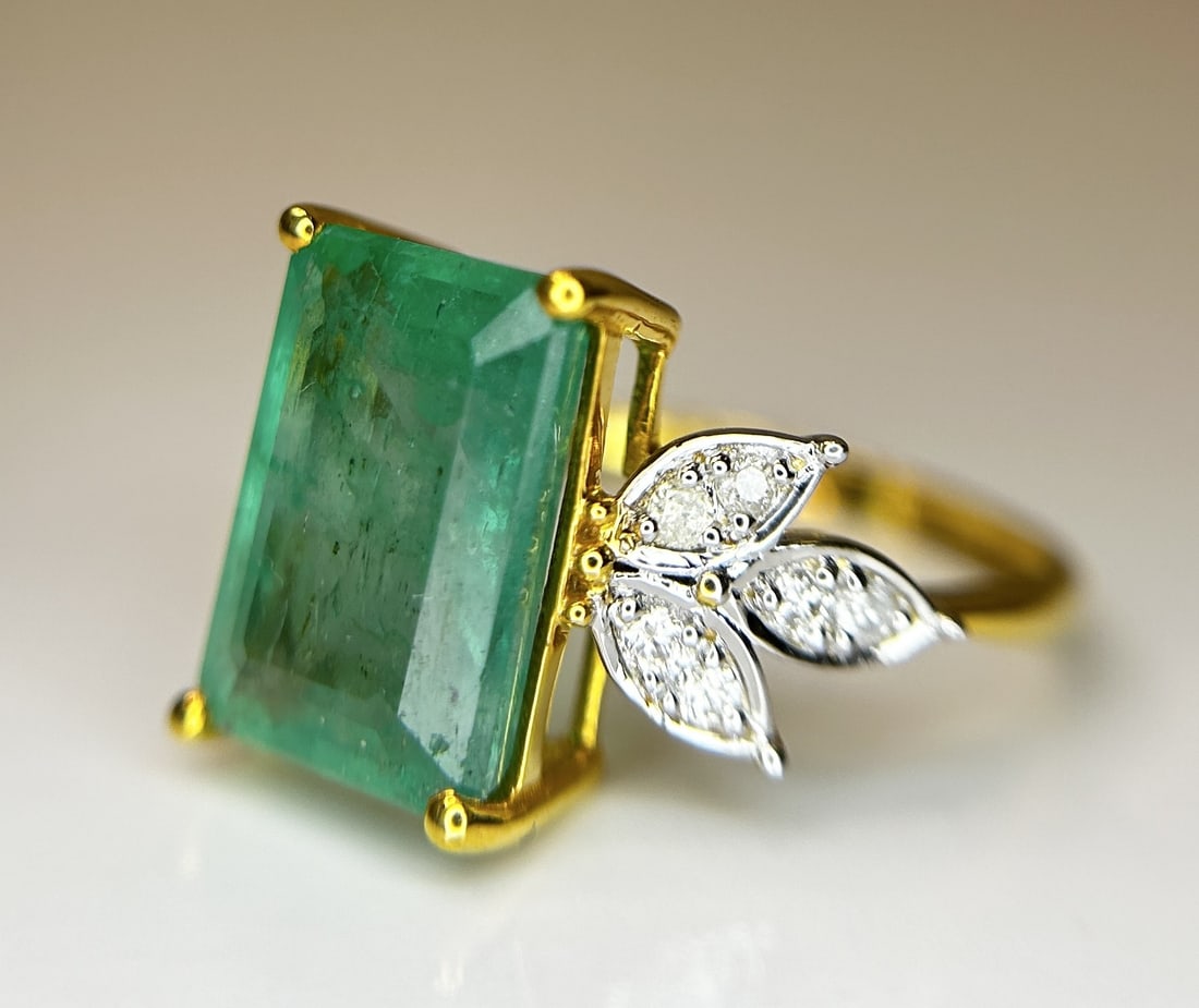 Beautiful Natural Emerald 4.32 CT With Natural Diamonds & 18k Gold - 3