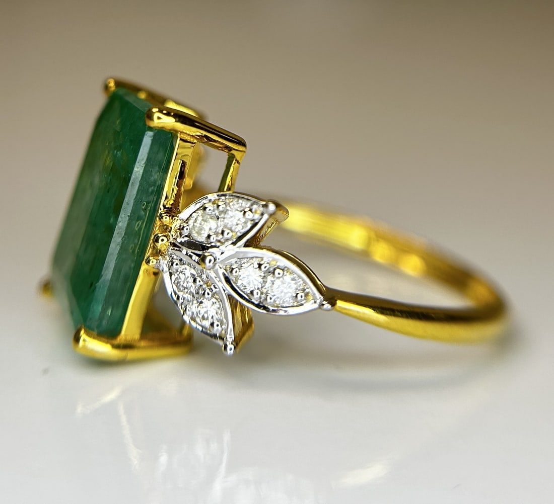 Beautiful Natural Emerald 4.32 CT With Natural Diamonds & 18k Gold - 4
