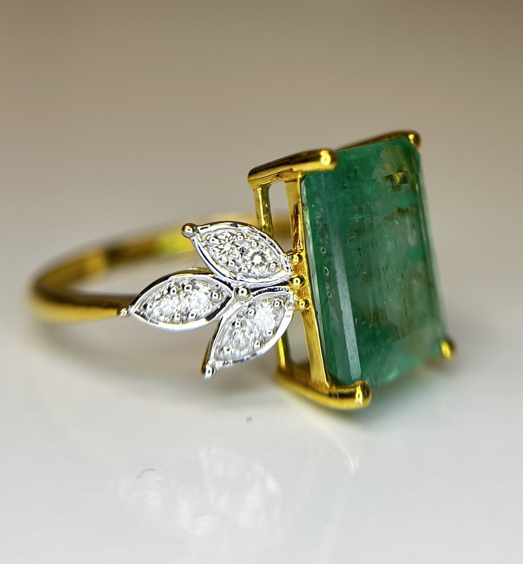 Beautiful Natural Emerald 4.32 CT With Natural Diamonds & 18k Gold - 5