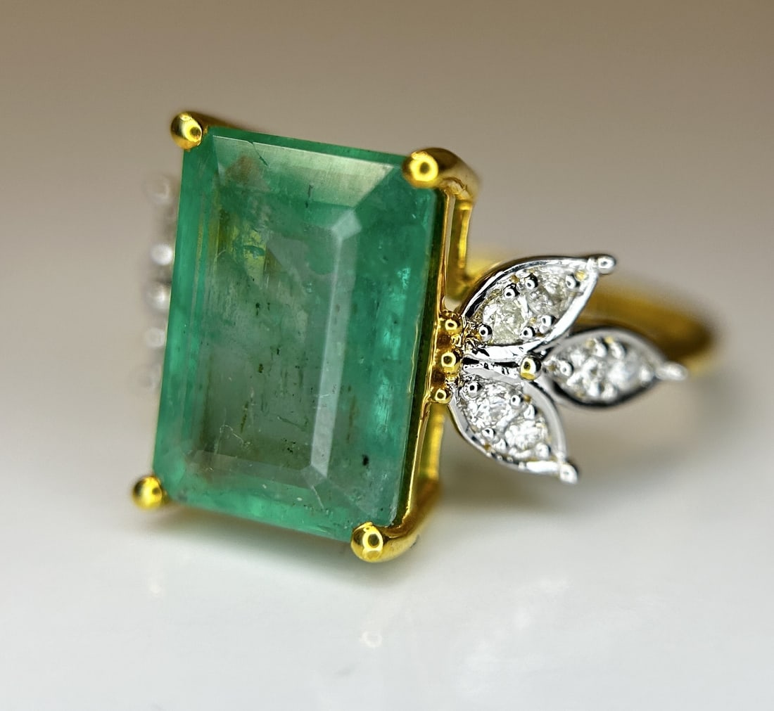 Beautiful Natural Emerald 4.32 CT With Natural Diamonds & 18k Gold - 7