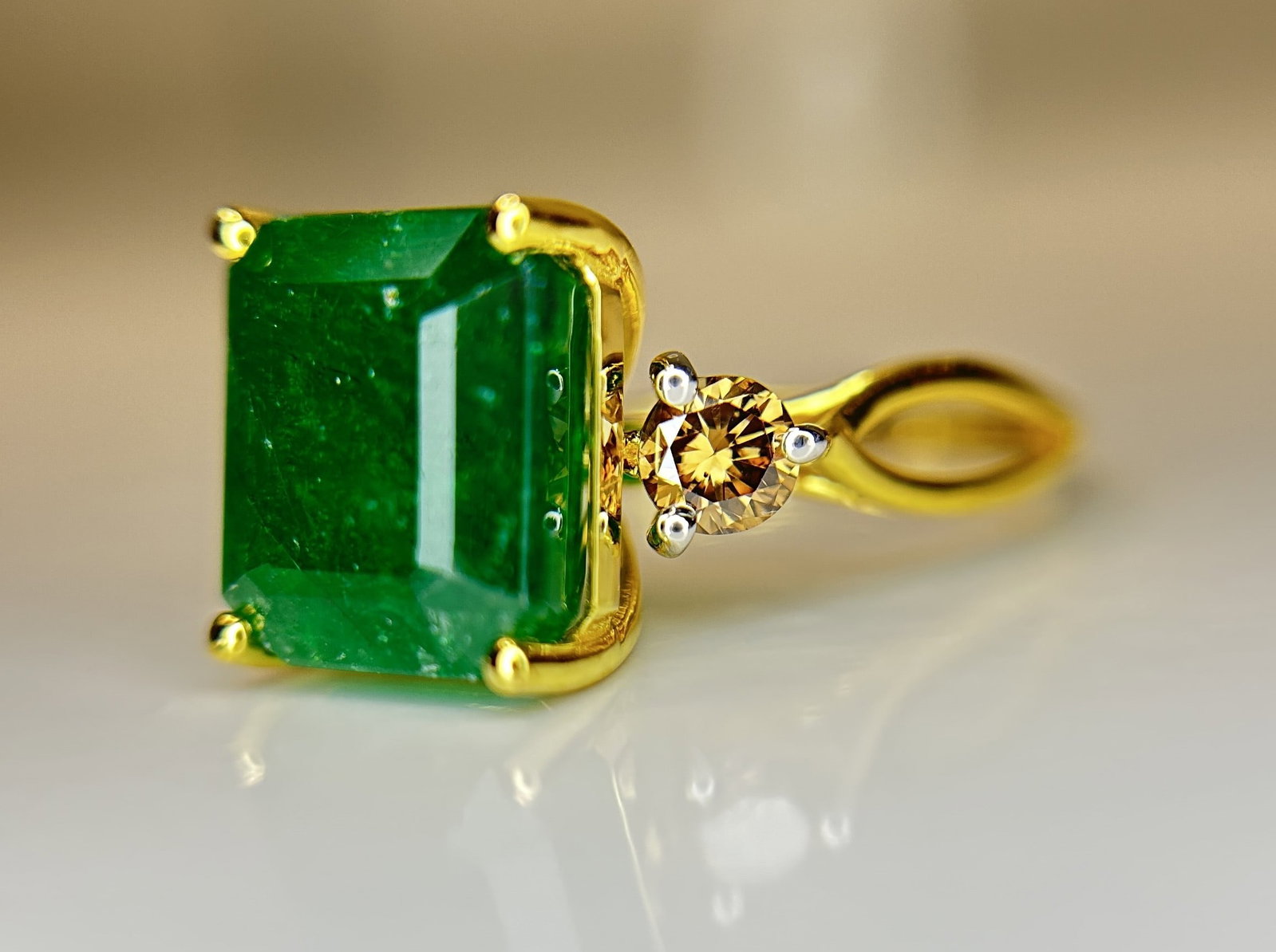Beautiful Natural Emerald 4.76 CT With Natural Diamonds & 18k Gold: Title: Beautiful Natural Emerald 4.76 CT With Natural Diamonds & 18k Gold Description: Beautiful 4.76 CT Natural Emerald With Natural Diamonds & 18k Gold Description: Total Carat Weight -