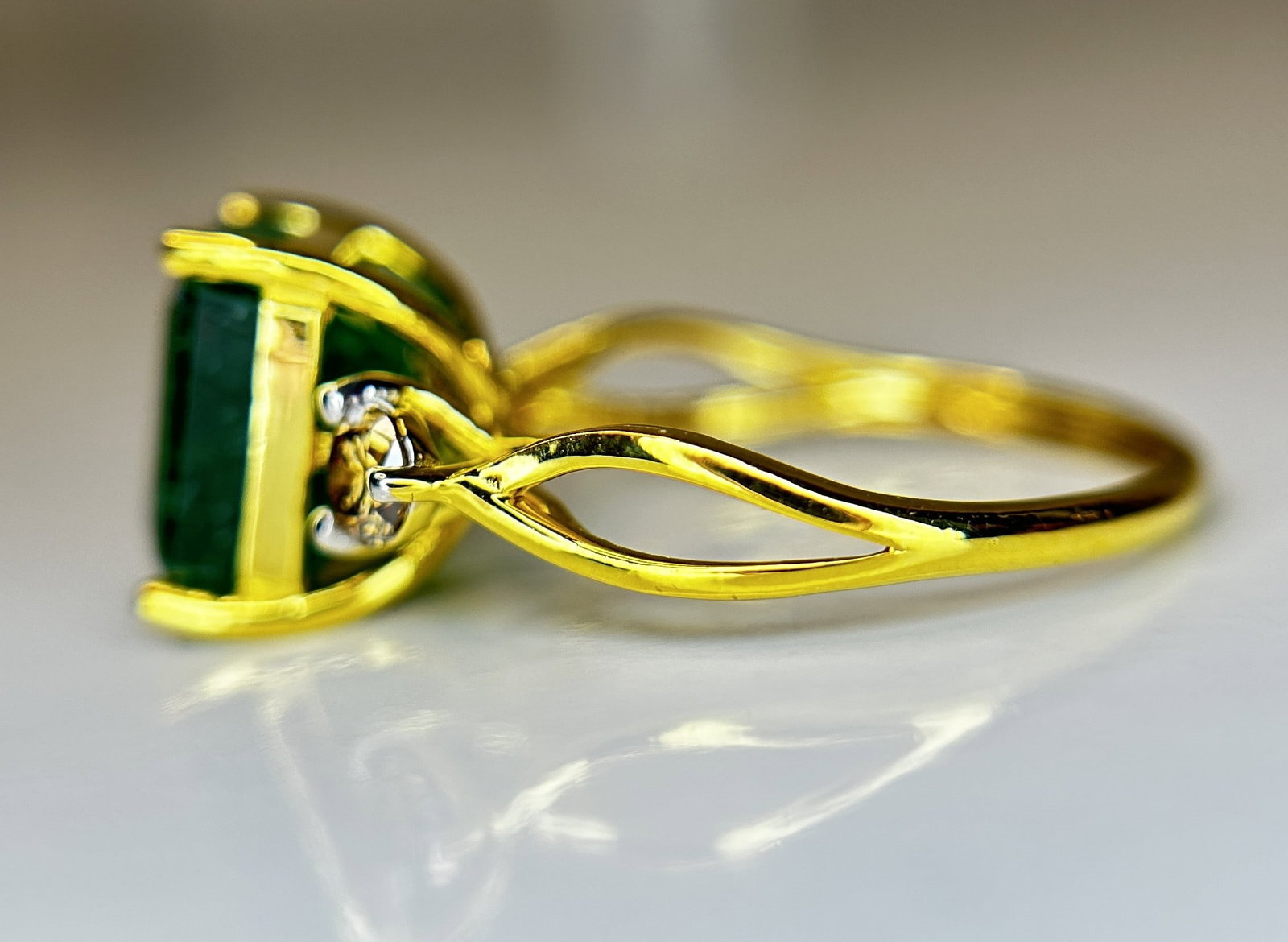 Beautiful Natural Emerald 4.76 CT With Natural Diamonds & 18k Gold - 3